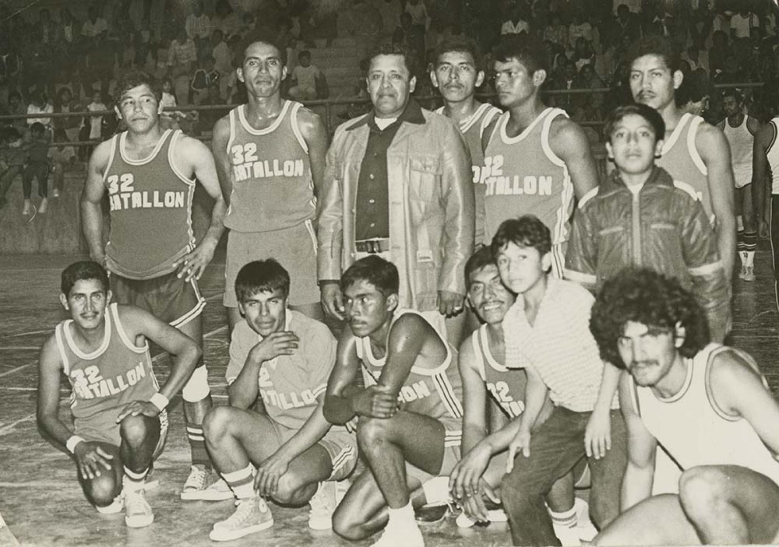 “32 batallón”, equipo de básquetbol.