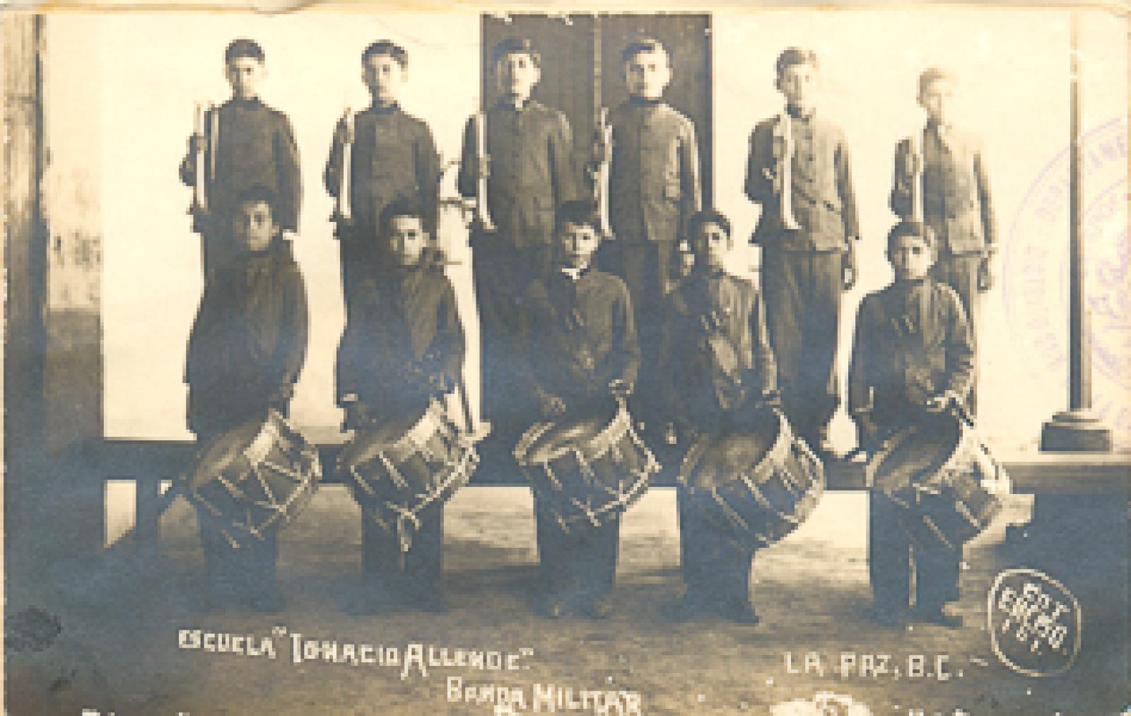 Abanderado del Batallón Escolar Allende.