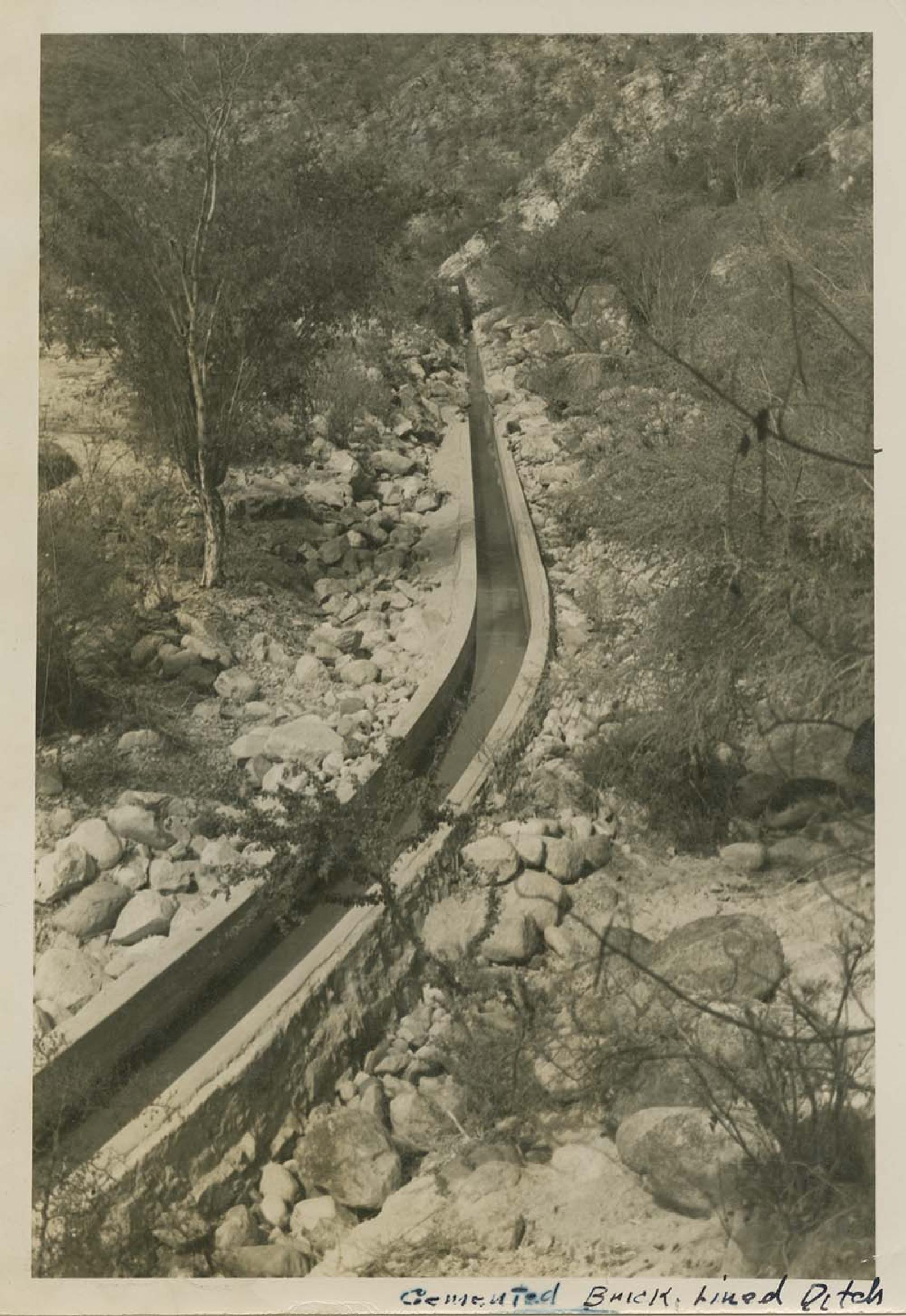 Acequia construida con ladrillo y cemento.