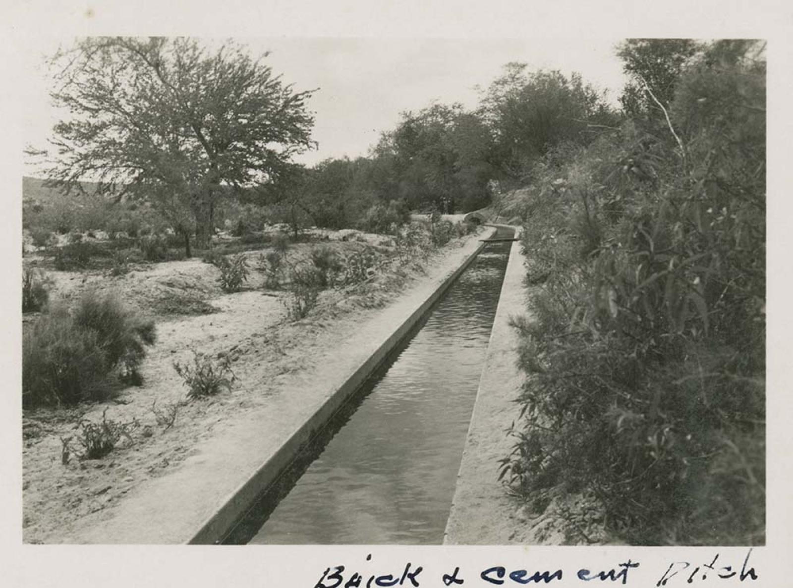 “Acequia de ladrillo y cemento”
