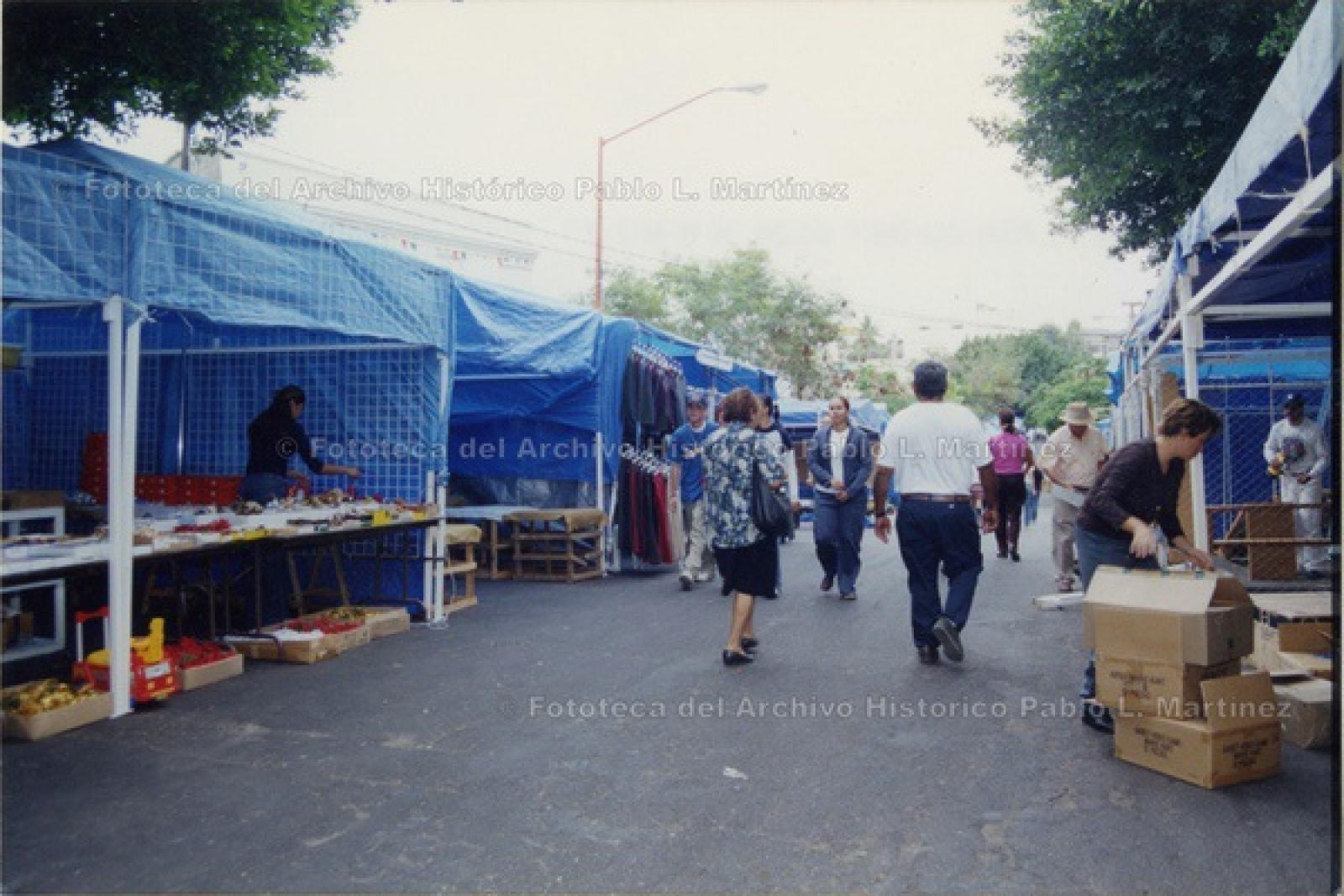Acomodo de mercancía en puestos del tianguis navideño, La Paz.