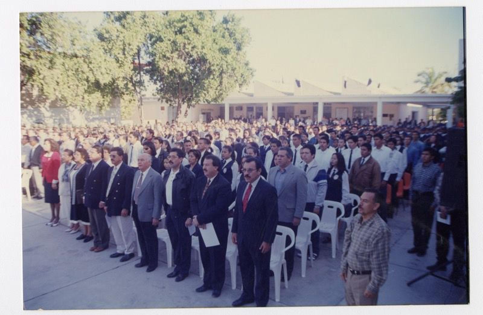Acto cívico en explanada escolar.