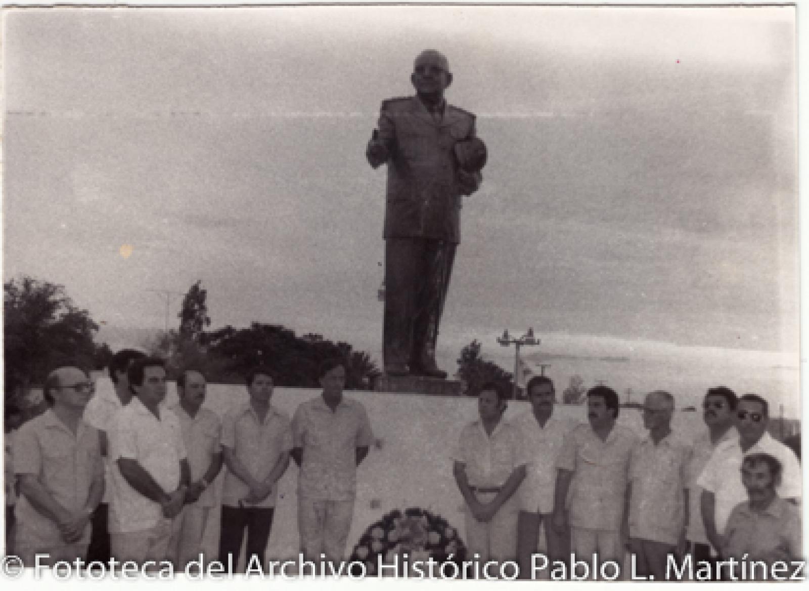 Acto conmemorativo en el monumento al general Agustín Olachea Avilés en Ciudad Constitución, Baja California Sur.