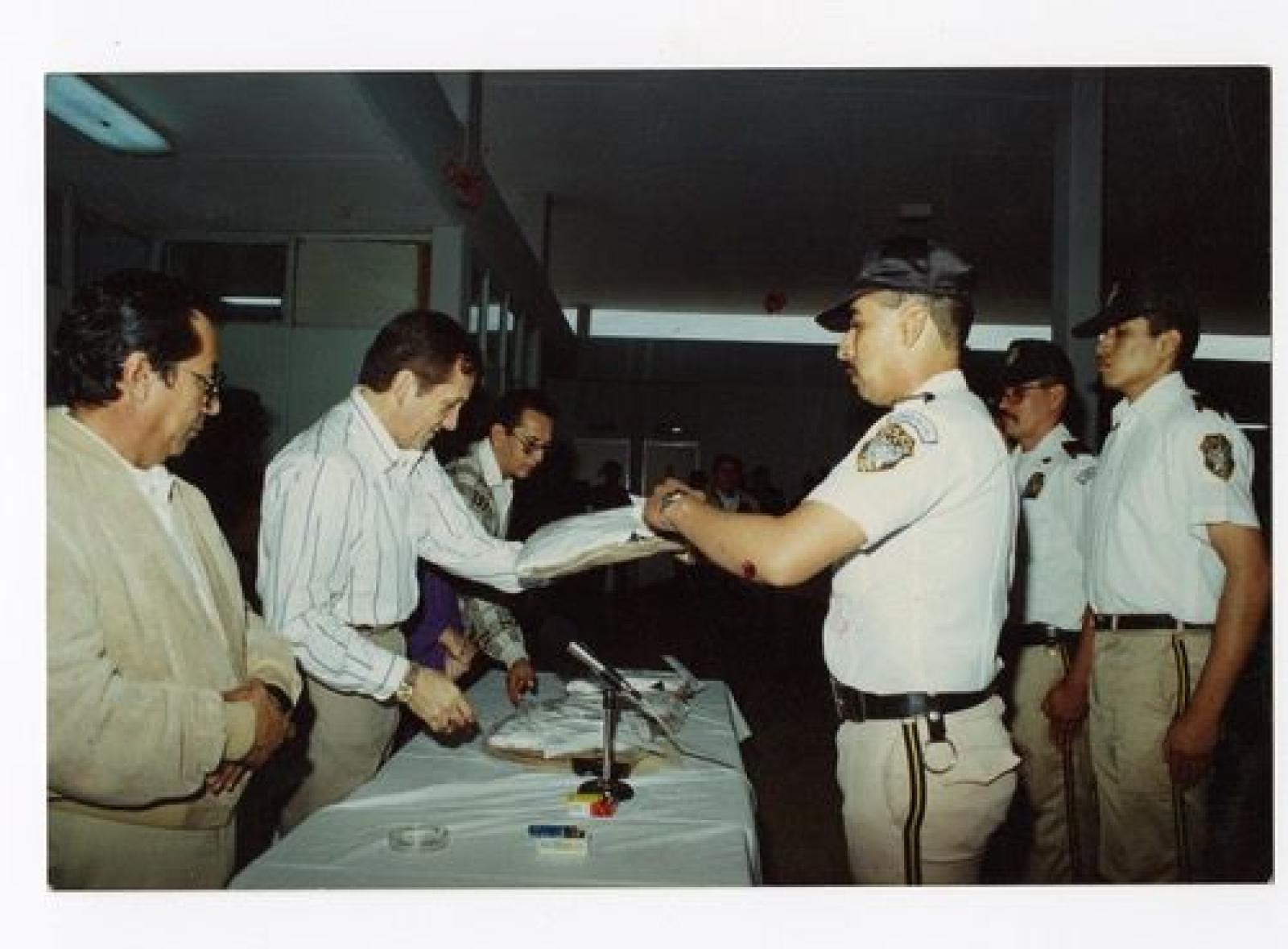 Adán Ruffo en entrega de uniformes de trabajo a policías de La Paz, Baja California Sur.