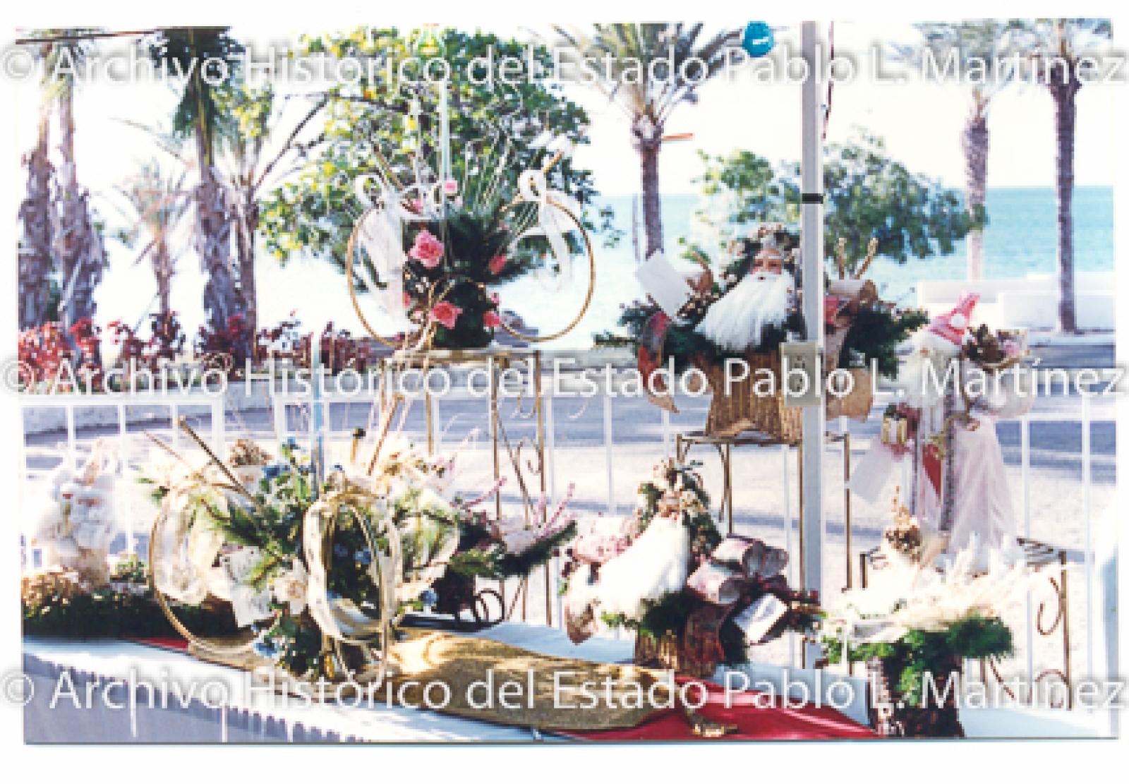 Adornos navideños sobre una mesa