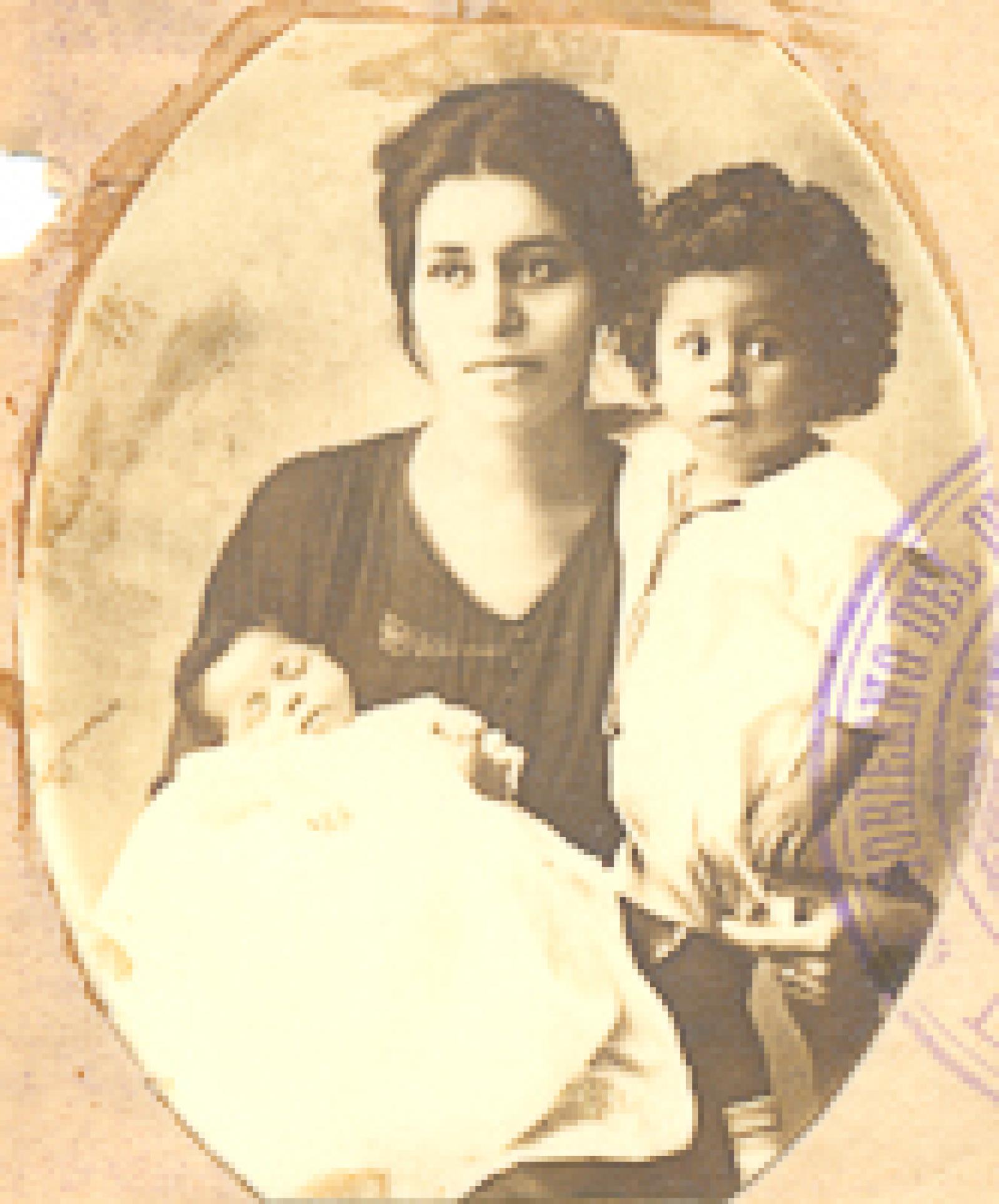 Adriana R. de Placier con sus hijos Roberto y Norma.