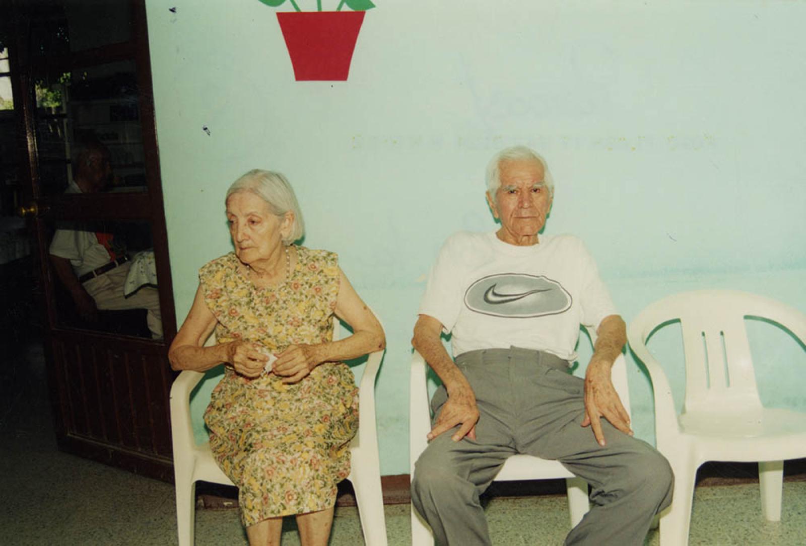 Adultos mayores sentados, retrato.
