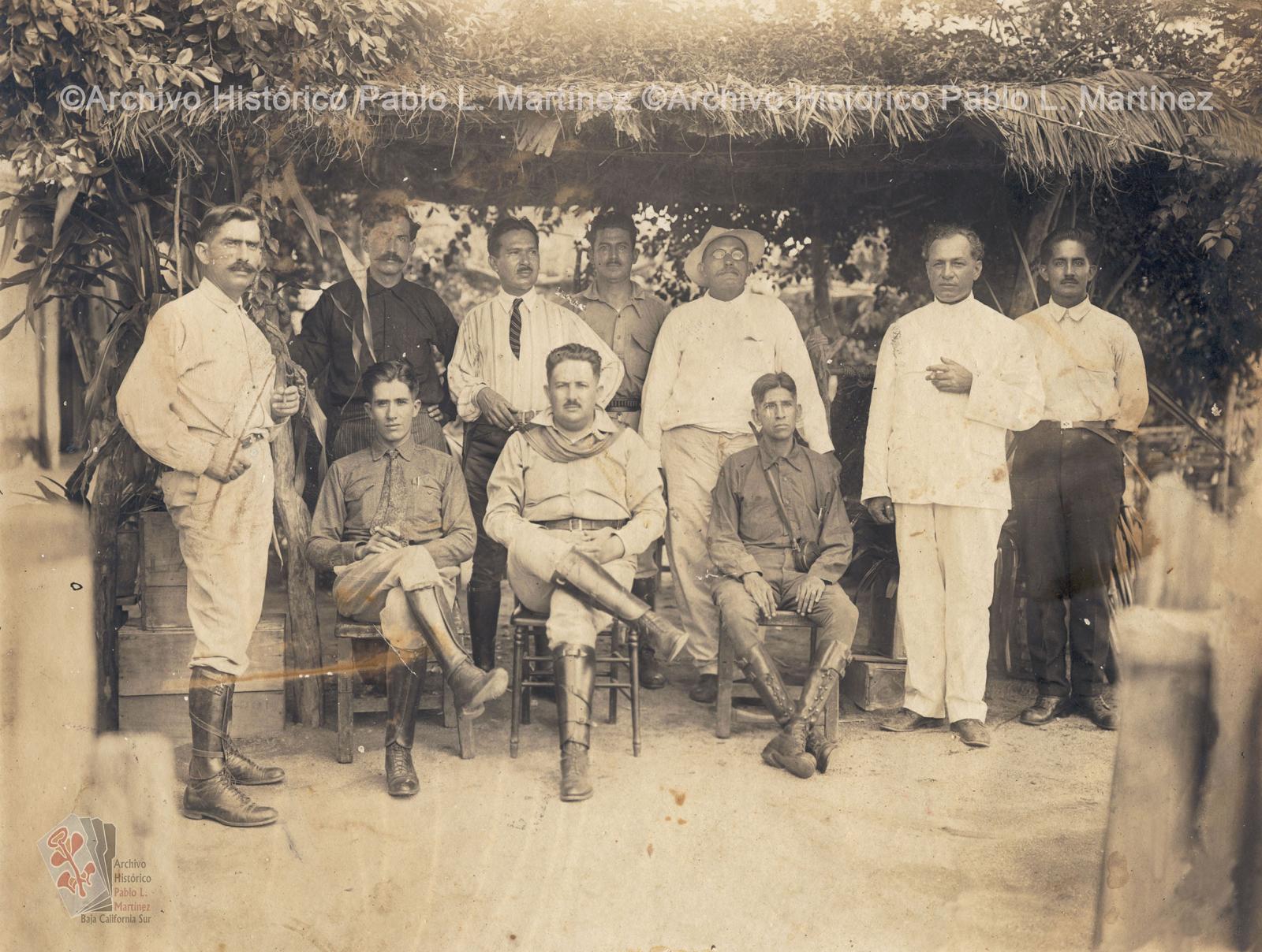 Agustín Arriola Martínez acompañado de funcionarios.