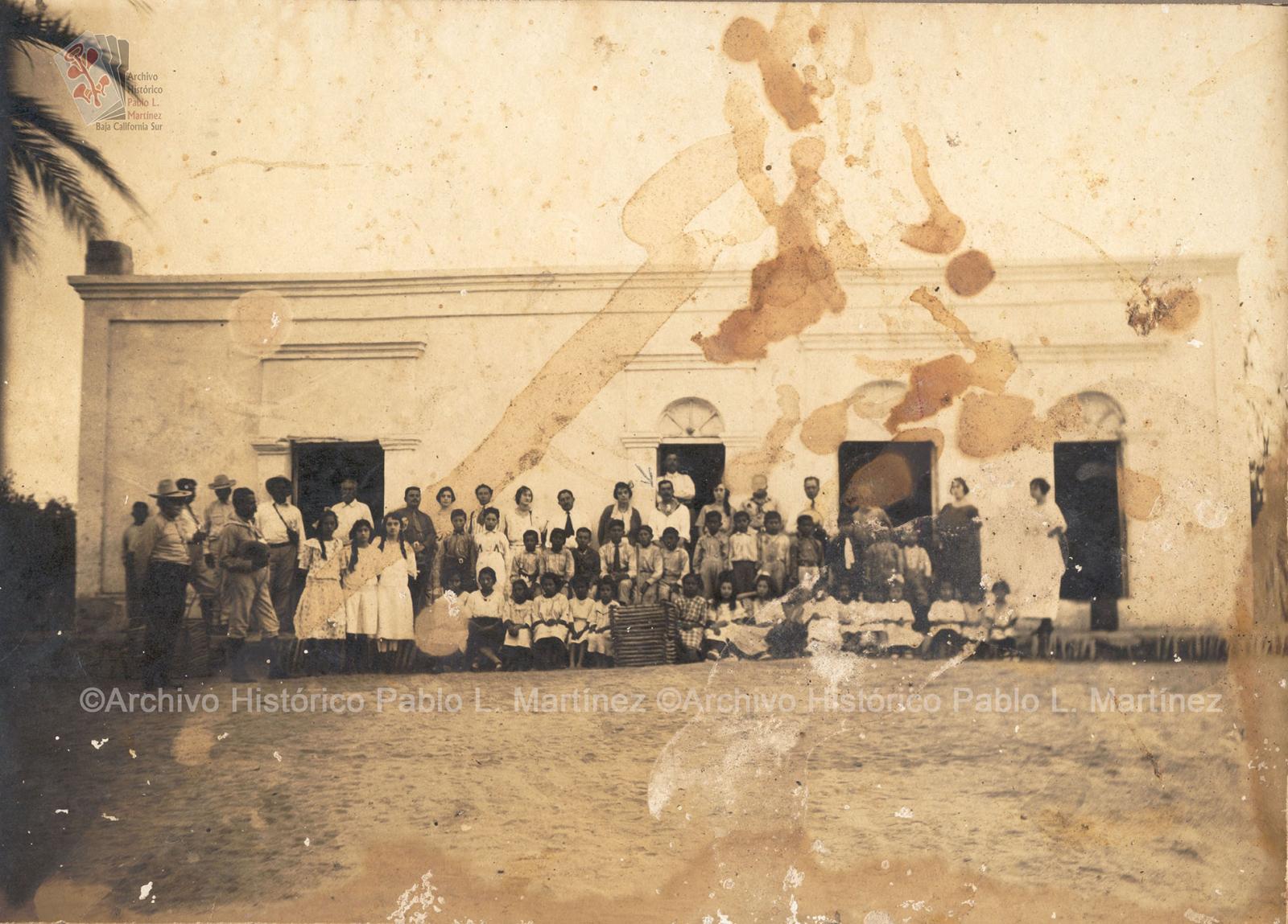 Agustín Arriola Martínez, acompañado del personal y alumnos de escuela en El Triunfo, Baja California.