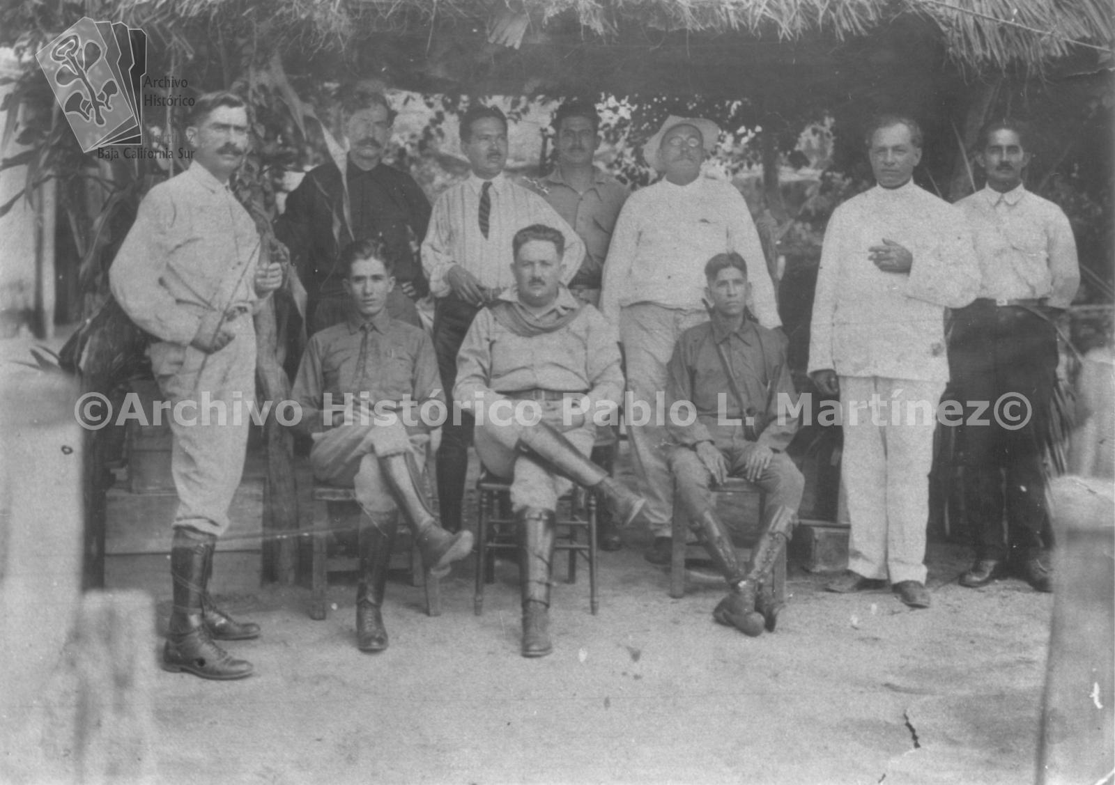 Agustín Arriola Martínez con funcionarios