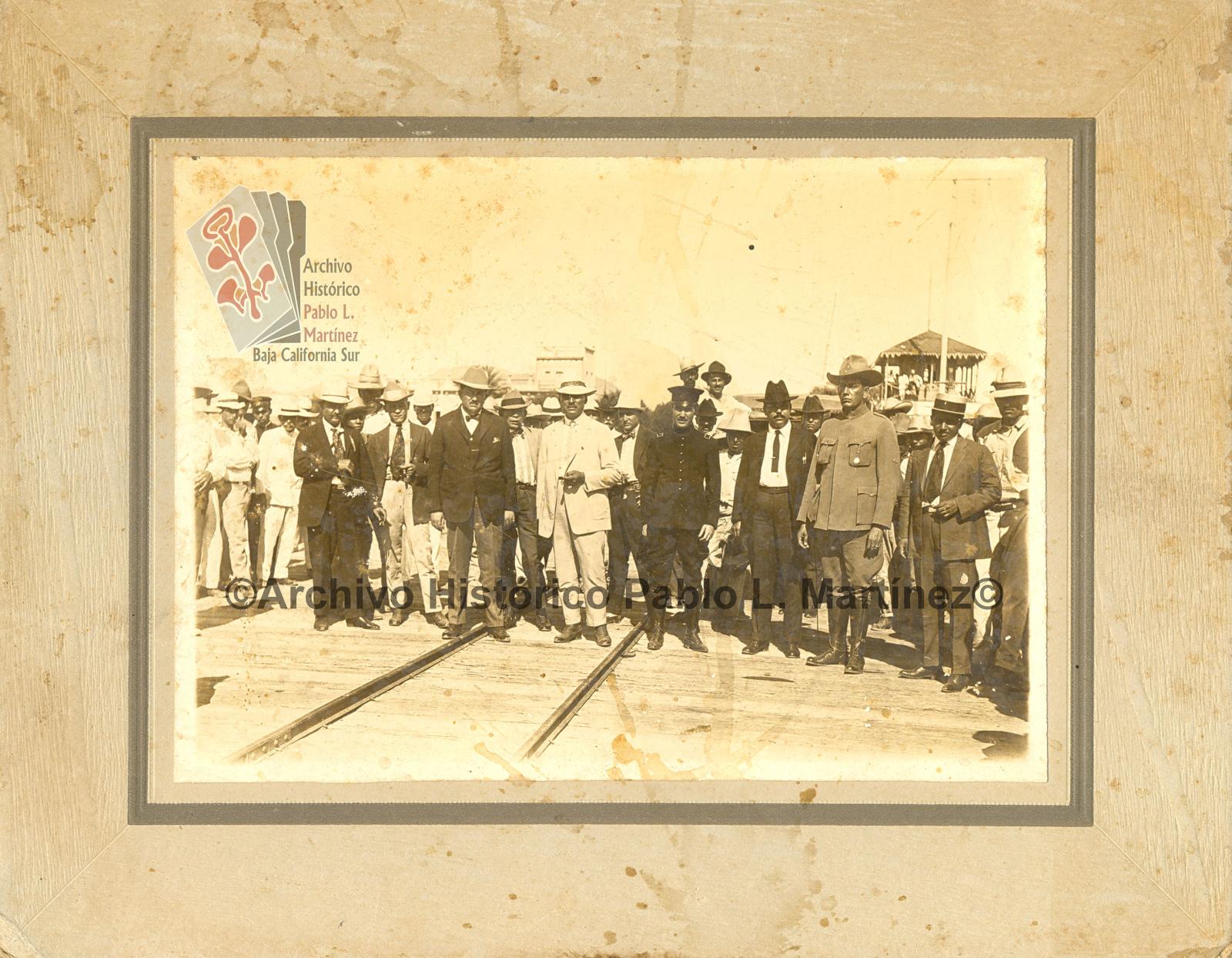 Agustín Arriola Martínez en el muelle de La Paz, Baja California, durante la visita del general Ángel Flores.