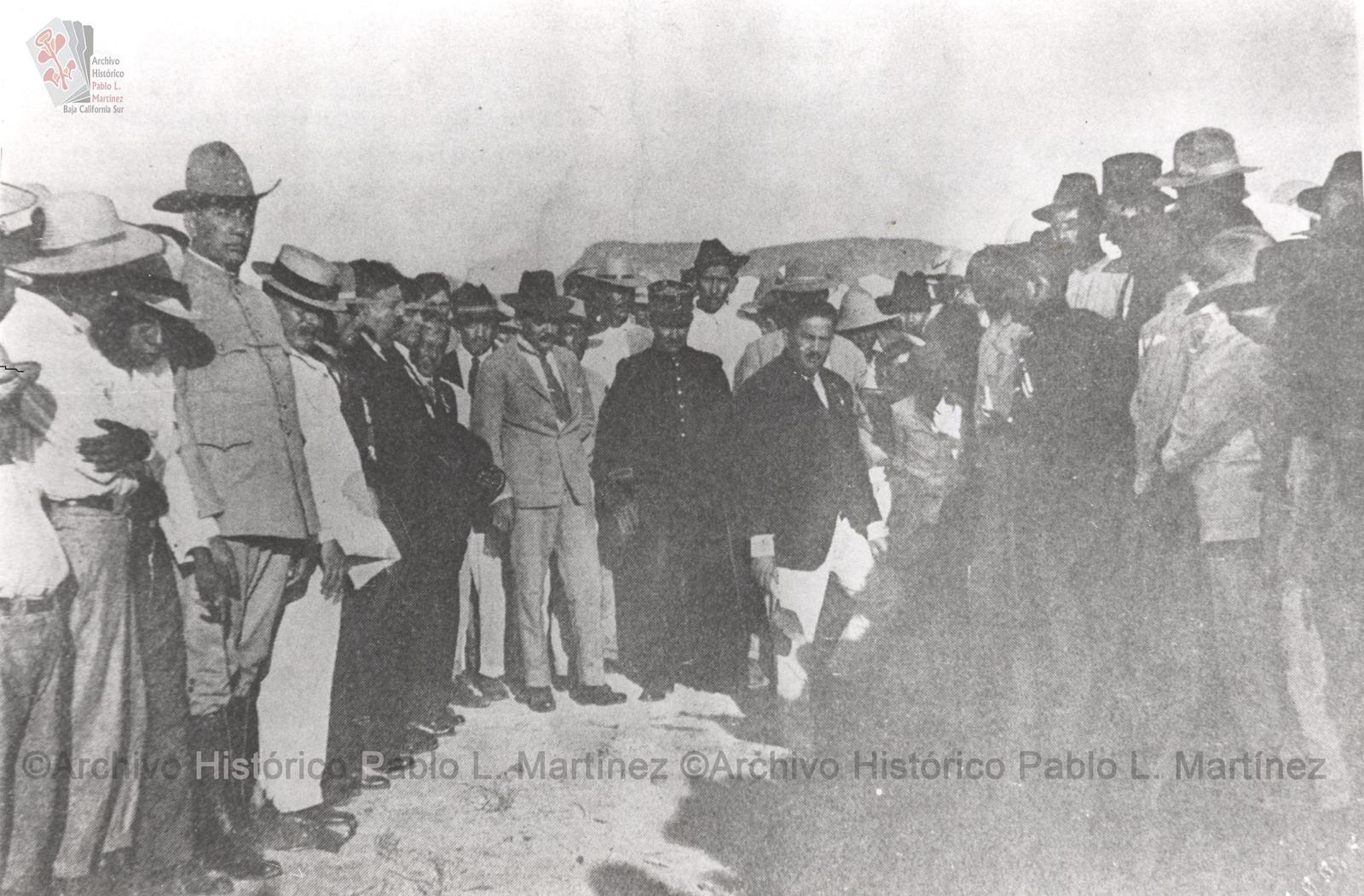 Agustín Arriola Martínez, en la colocación de la primera piedra para la construcción de la Escuela Normal de Profesores en La Paz, Baja California.