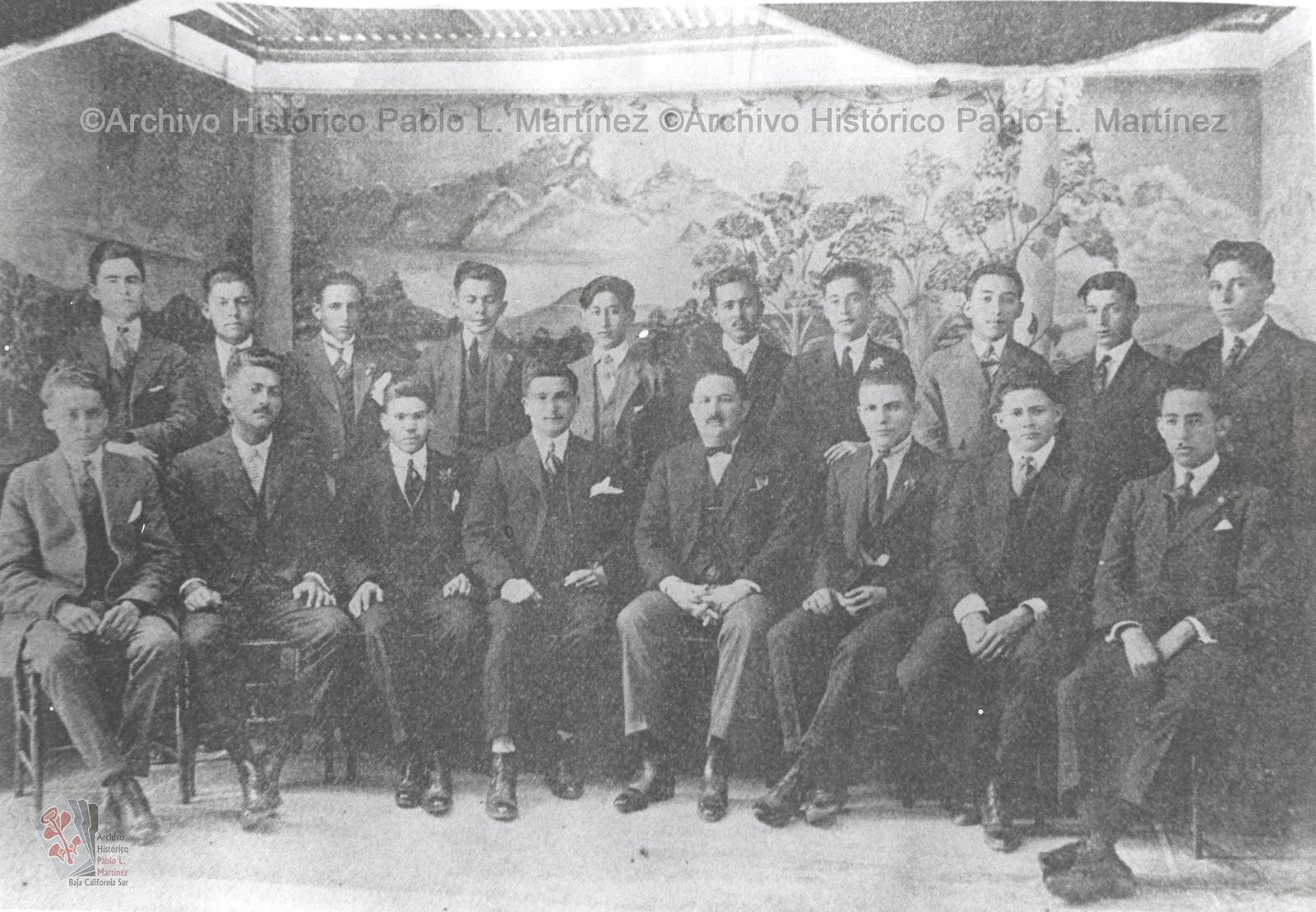 Agustín Arriola Martínez y el primer grupo de estudiantes apoyados para estudiar en la ciudad de México en 1920 y 1921.