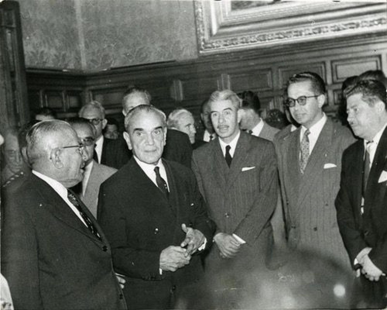 Agustín Olachea al lado de Adolfo Ruiz Cortines en evento.