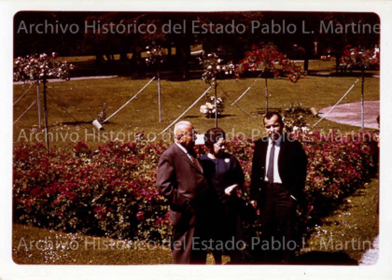 Agustín Olachea Avilés, su esposa e hijo en jardín.