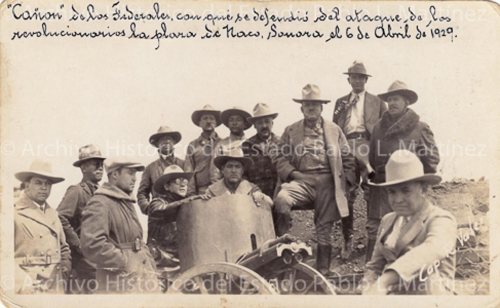 Agustín Olachea Avilés y acompañantes junto a cañón en Naco Sonora.
