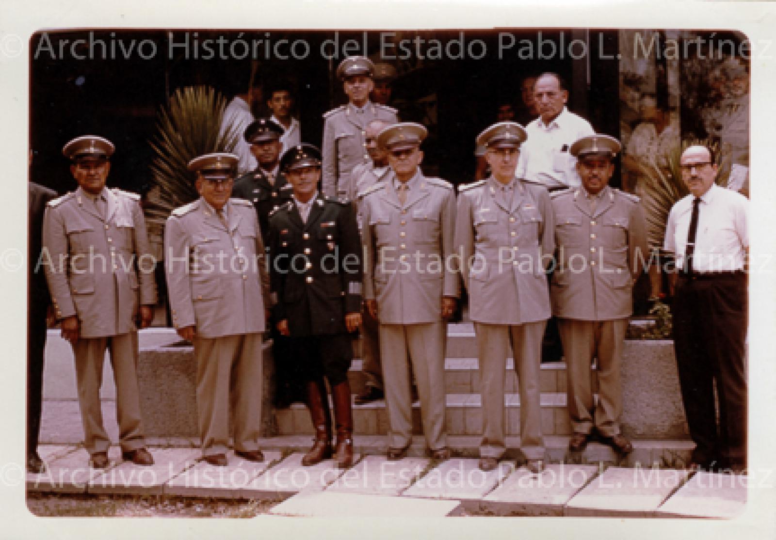 Agustín Olachea Avilés y militares, retrato de grupo.