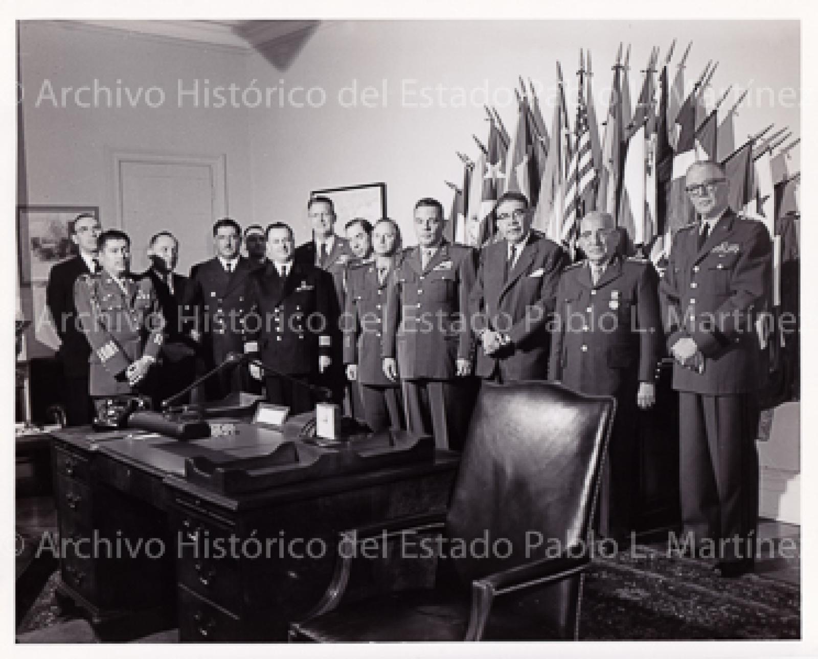 Agustín Olachea con militares, retrato de grupo.