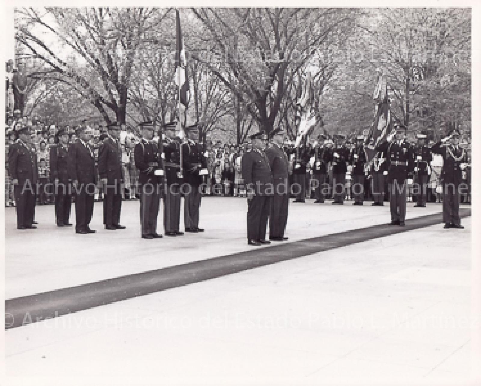 Agustín Olachea en ceremonia, Arlington Cementerio Nacional, Estados Unidos.