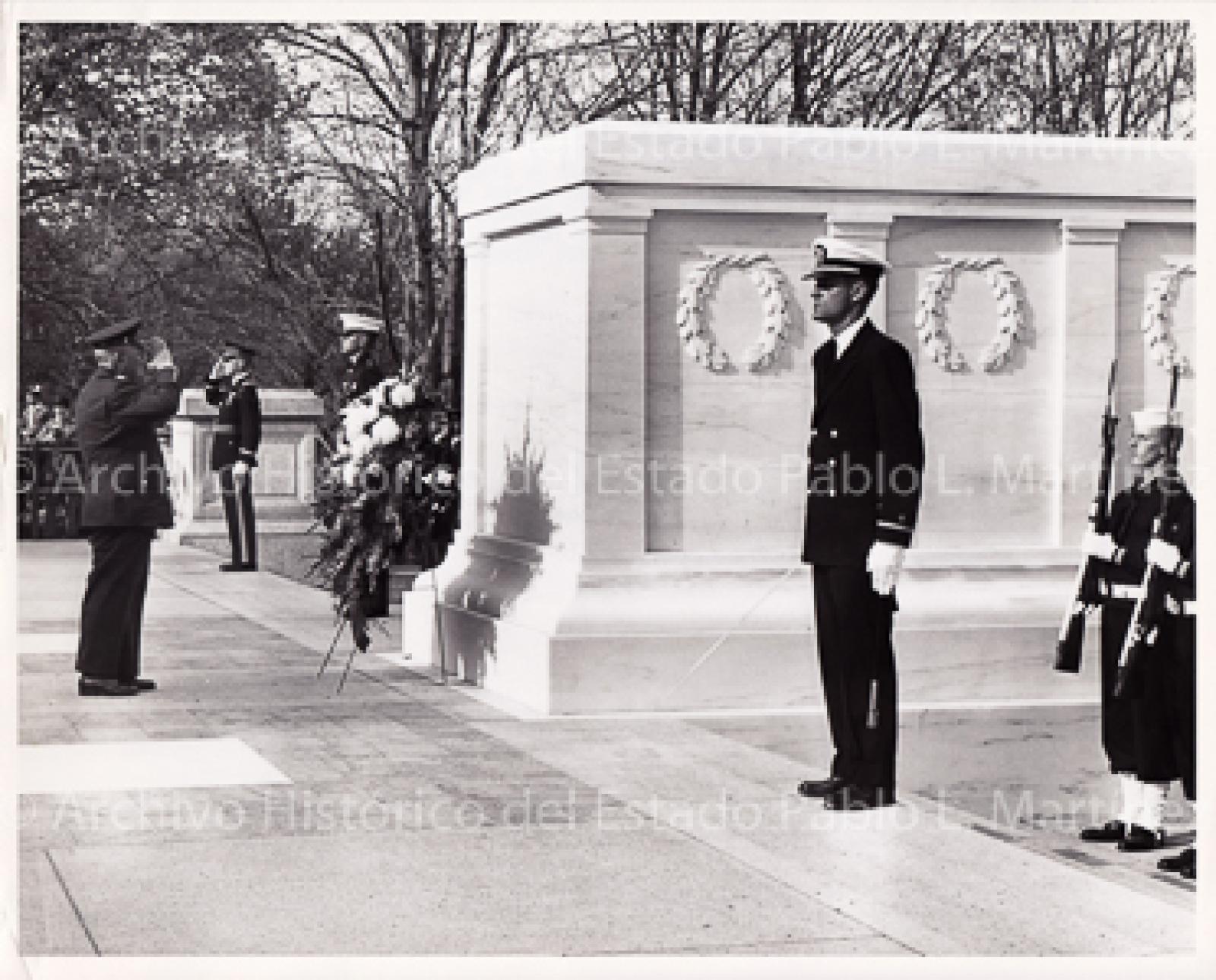 Agustín Olachea  frente a la tumba del soldado desconocido, en Virginia, Estados Unidos.