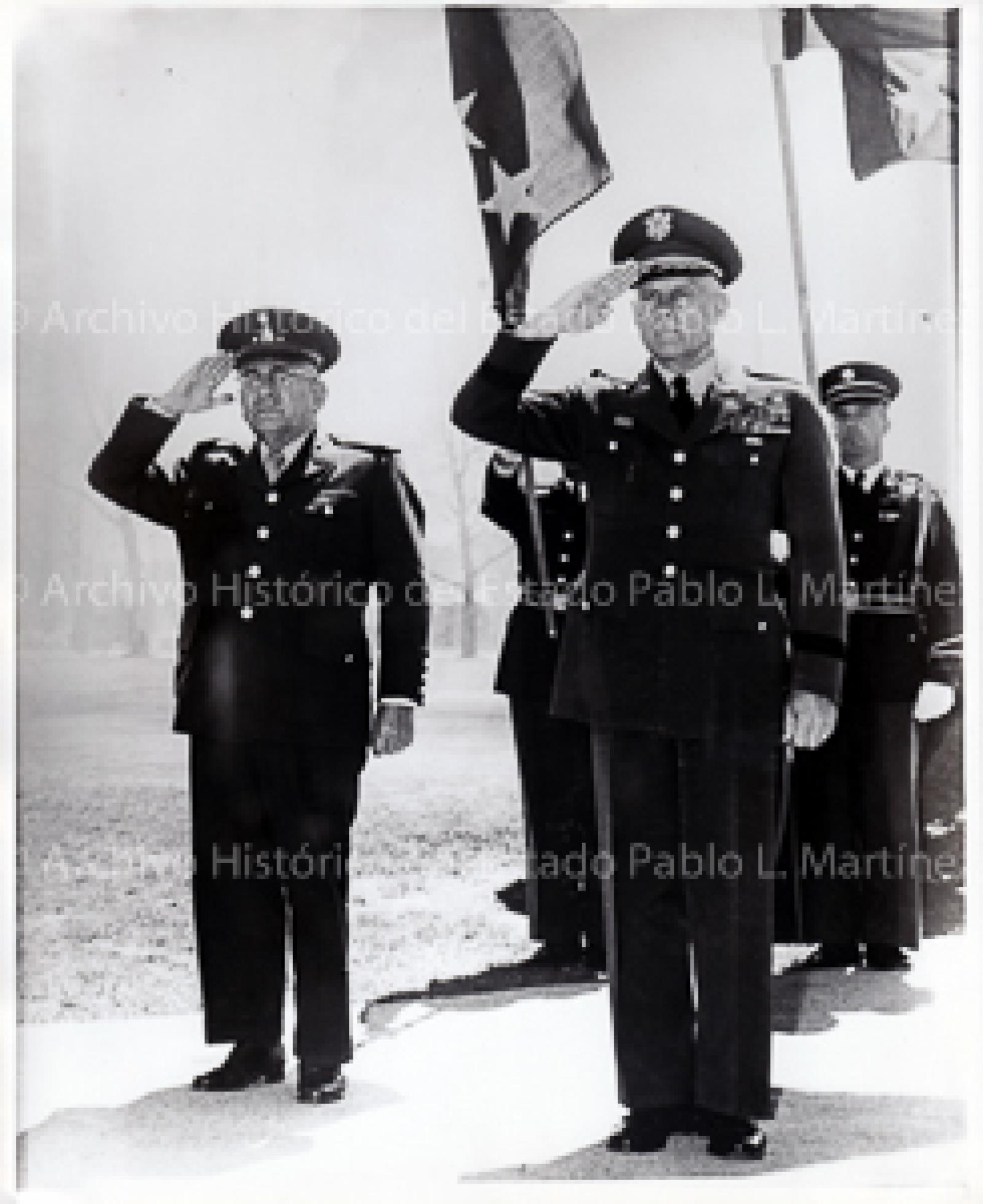 Agustín Olachea junto a alto mando militar.