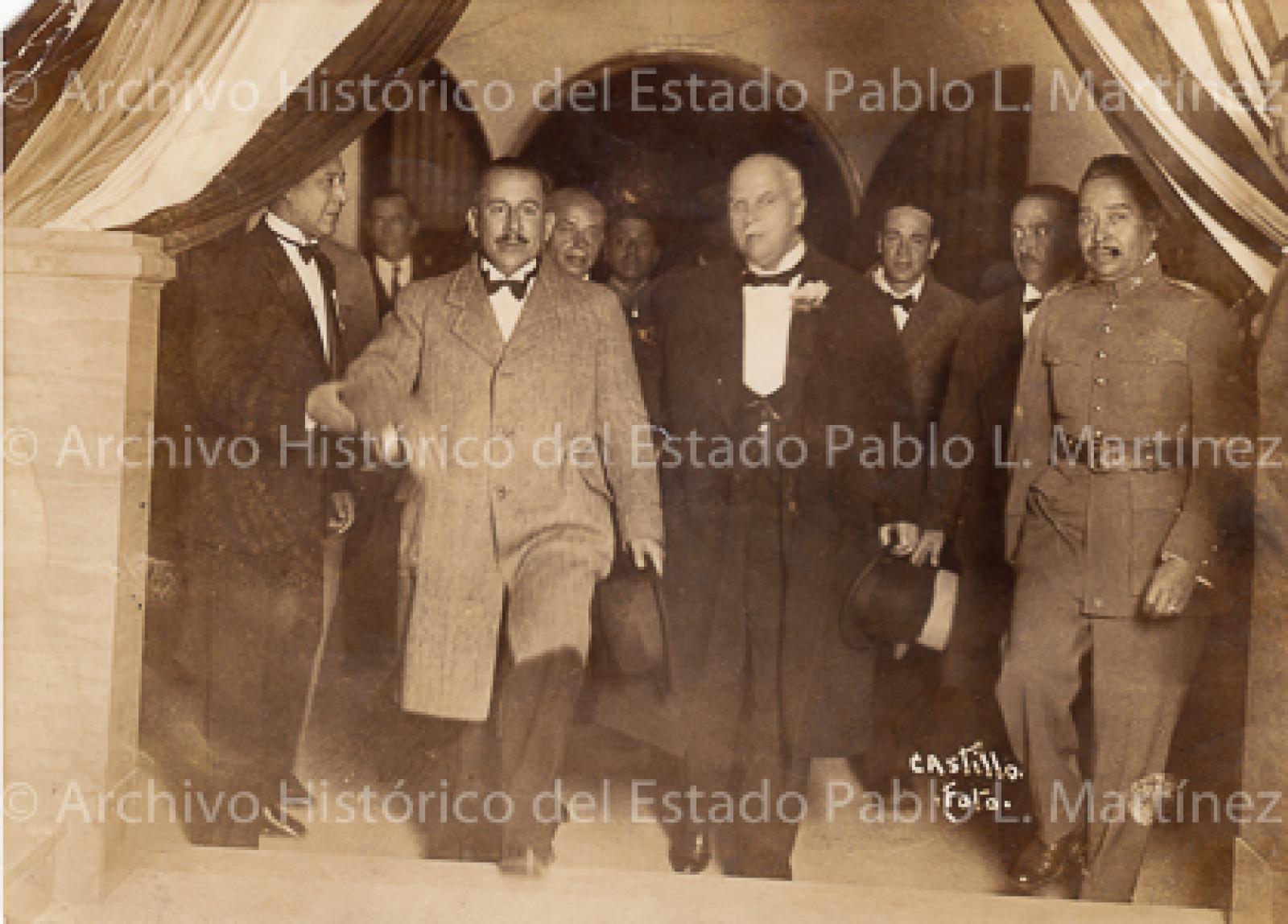 Agustín Olachea y acompañantes con vestuario de gala.