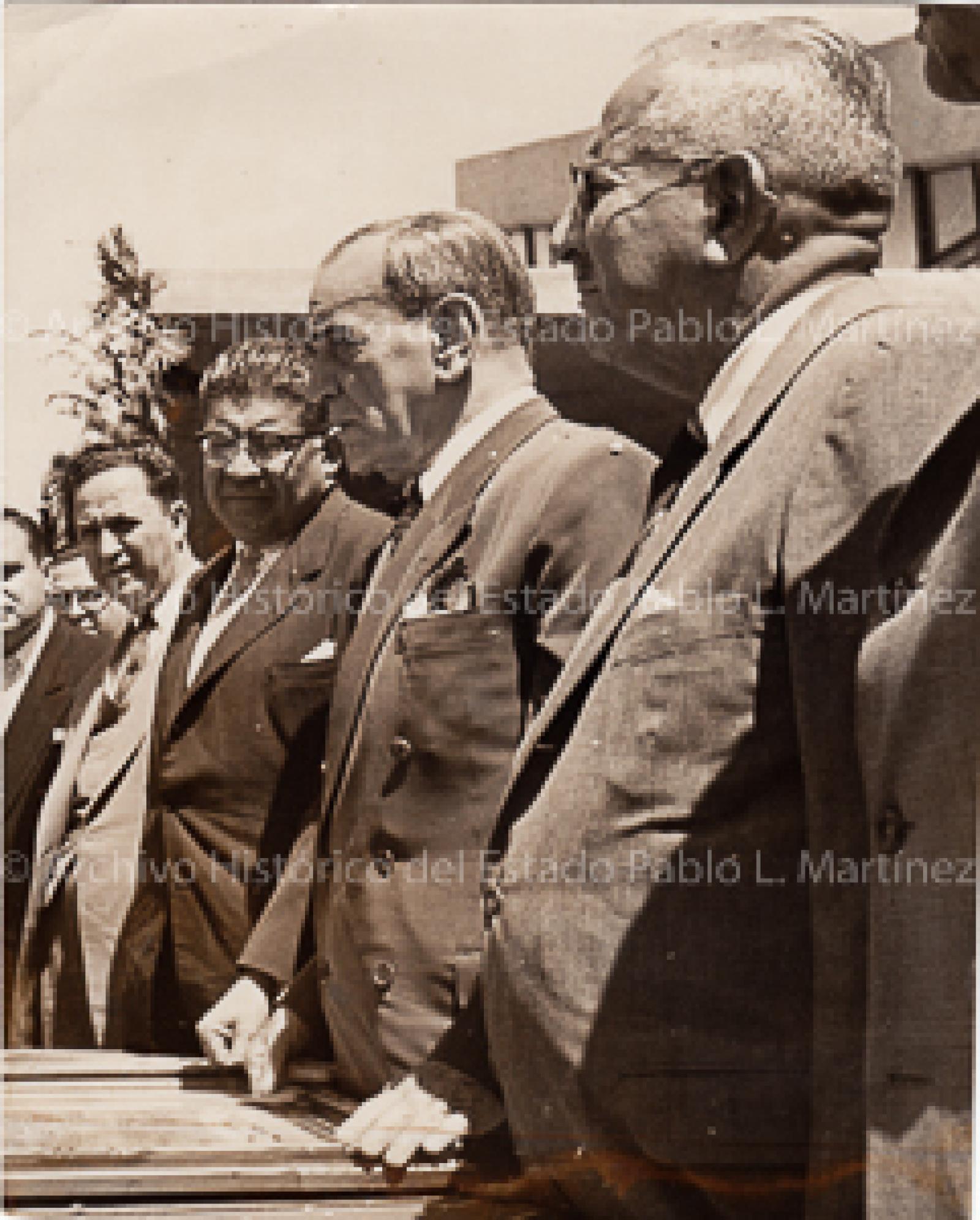 Agustín Olachea y Adolfo Ruiz Cortines en acto público.