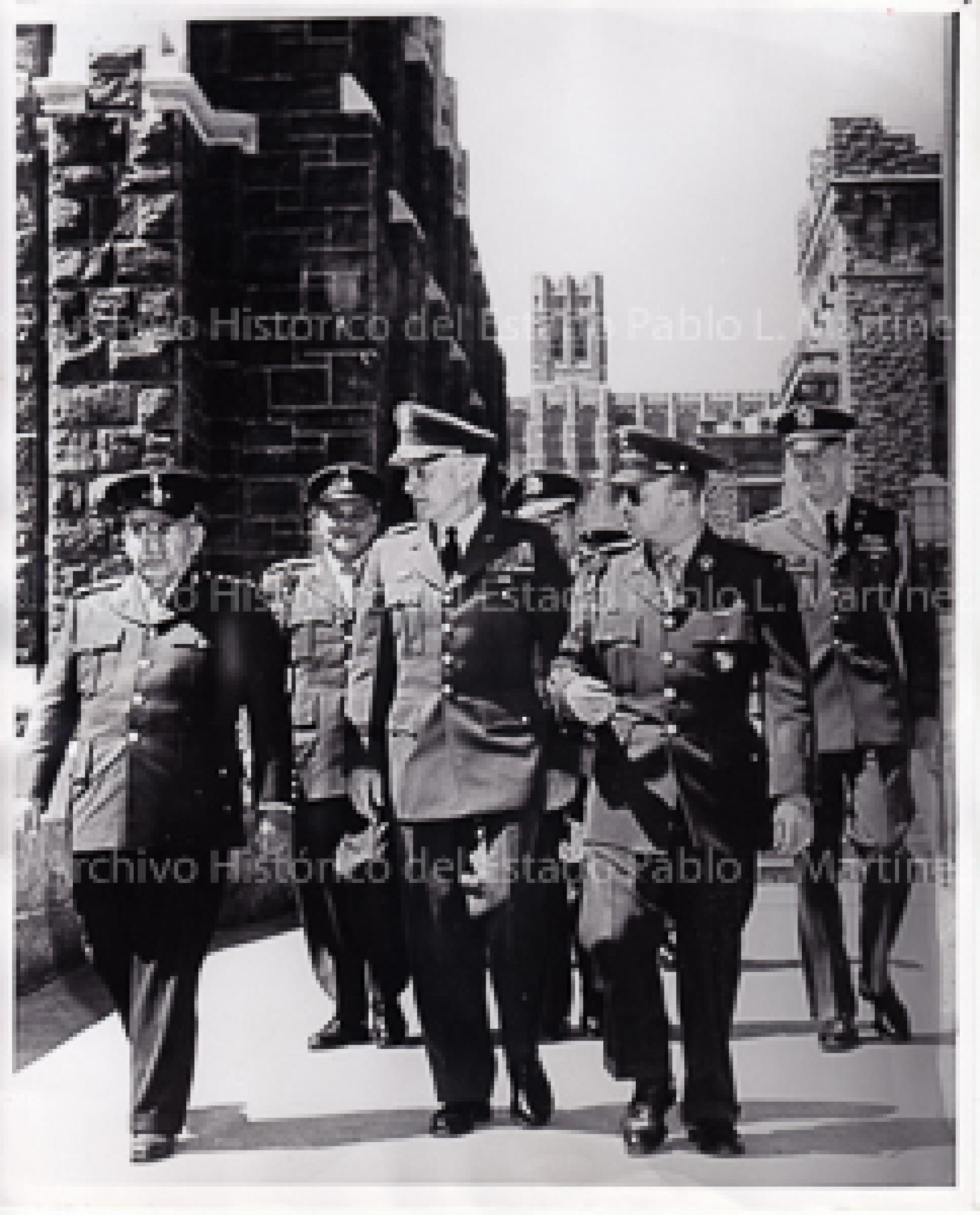 Agustín Olachea y militares en recorrido.