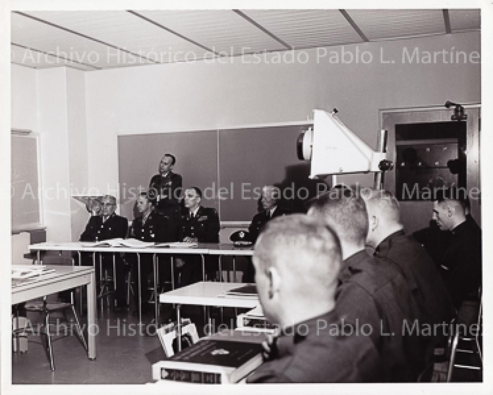 Agustín Olachea y militares en salón de estudio.