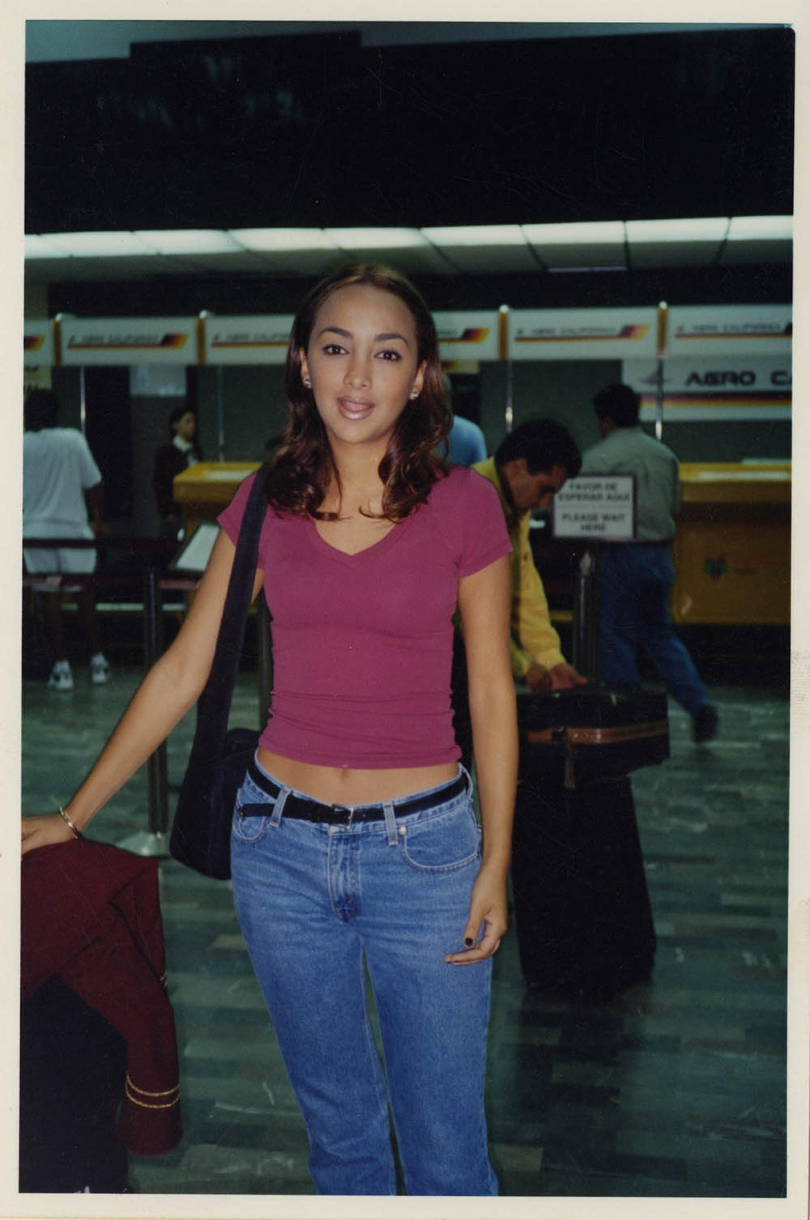 Aida Carrasco en el aeropuerto, retrato.