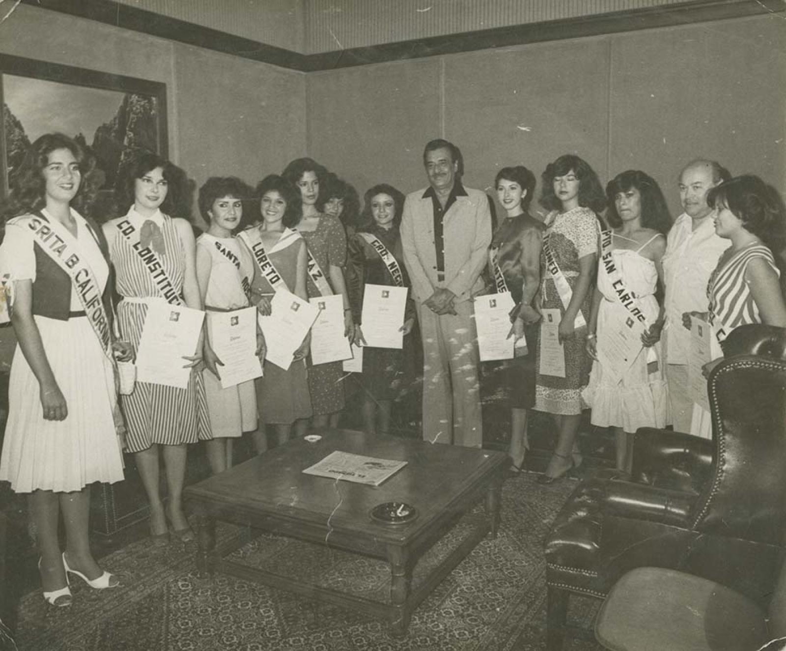 Alberto Alvarado Arámburo entrega reconocimientos.