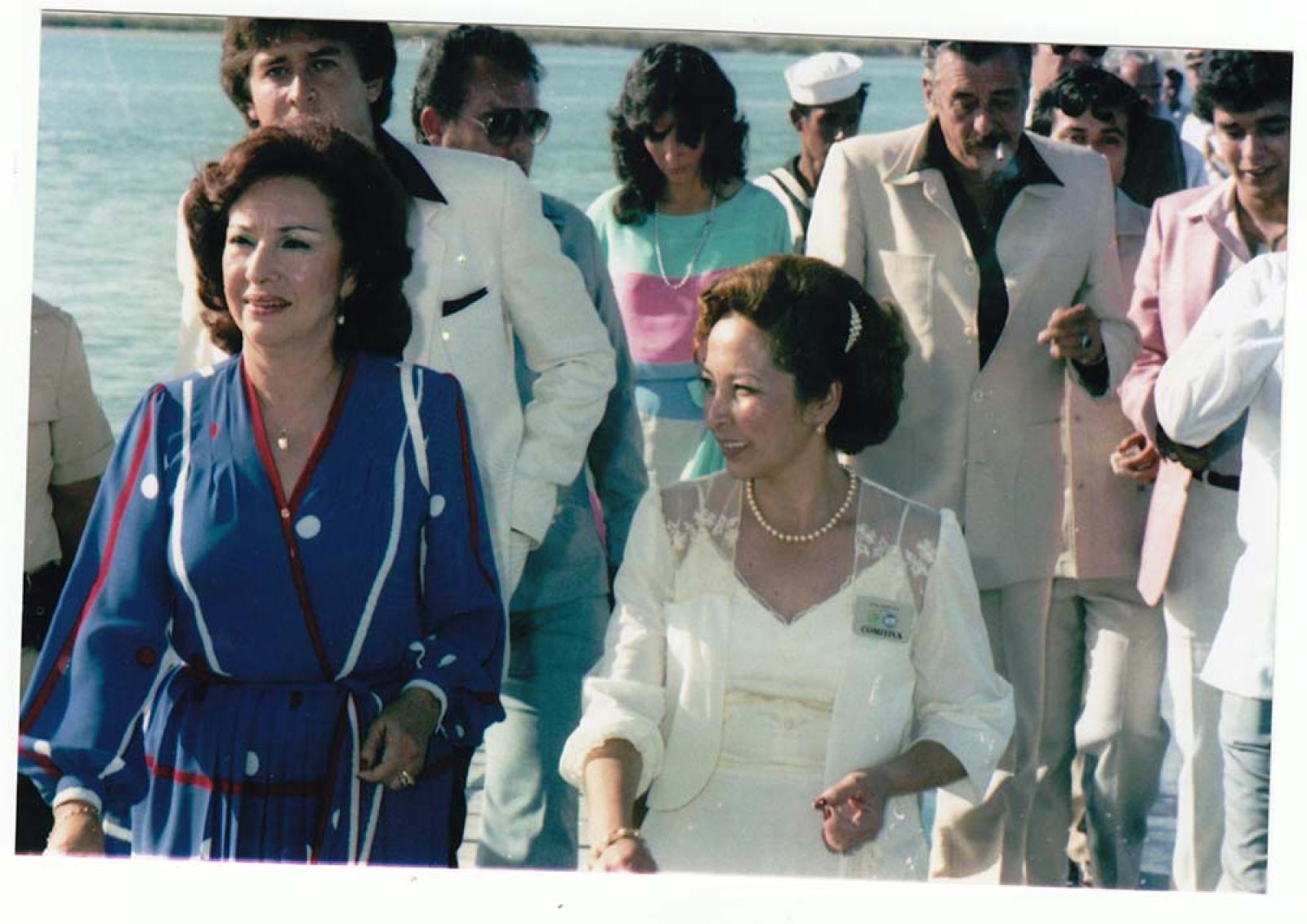 Alberto Alvarado con acompañantes, en muelle.