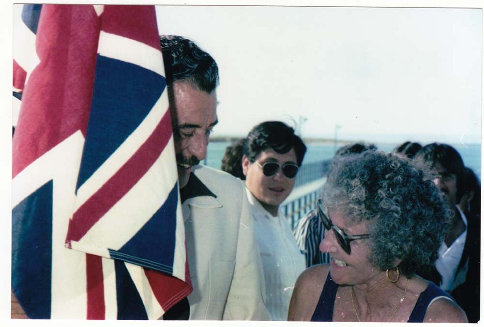 Alberto Alvarado sostiene bandera de Inglaterra.