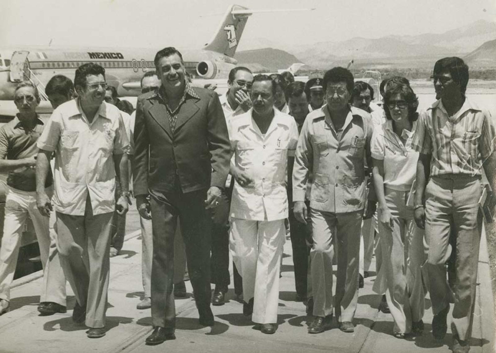 Alberto Alvarado y comitiva, en pista aérea.