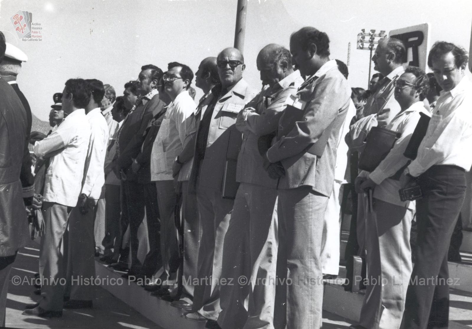 Alberto Andrés Alvarado Arámburo de perfil, en un acto público junto a funcionarios.