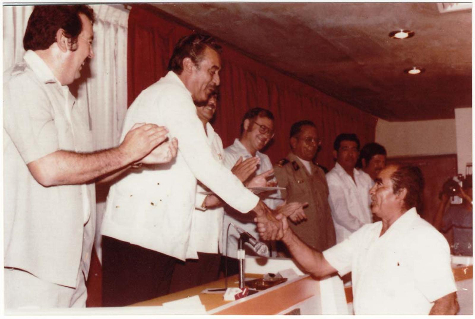 Alberto Andrés Alvarado Arámburo en entrega de reconocimiento.