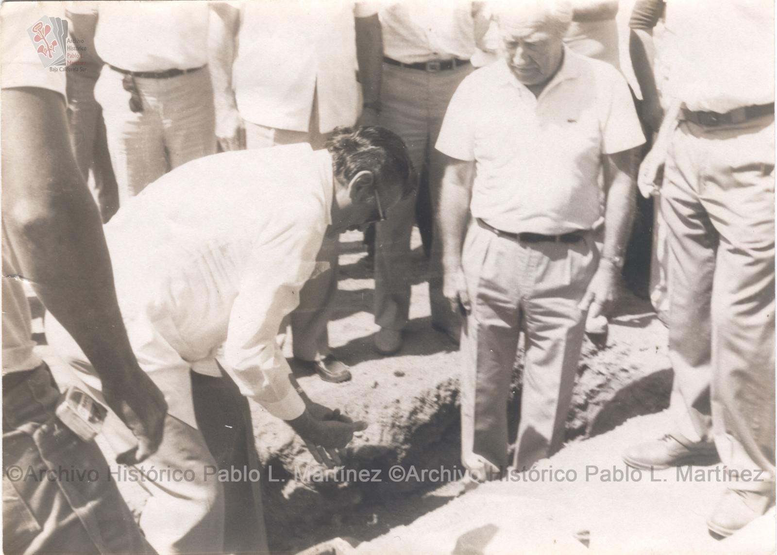 Alberto Andrés Alvarado Arámburo en las obras de drenaje de Guerrero Negro, Baja California Sur.