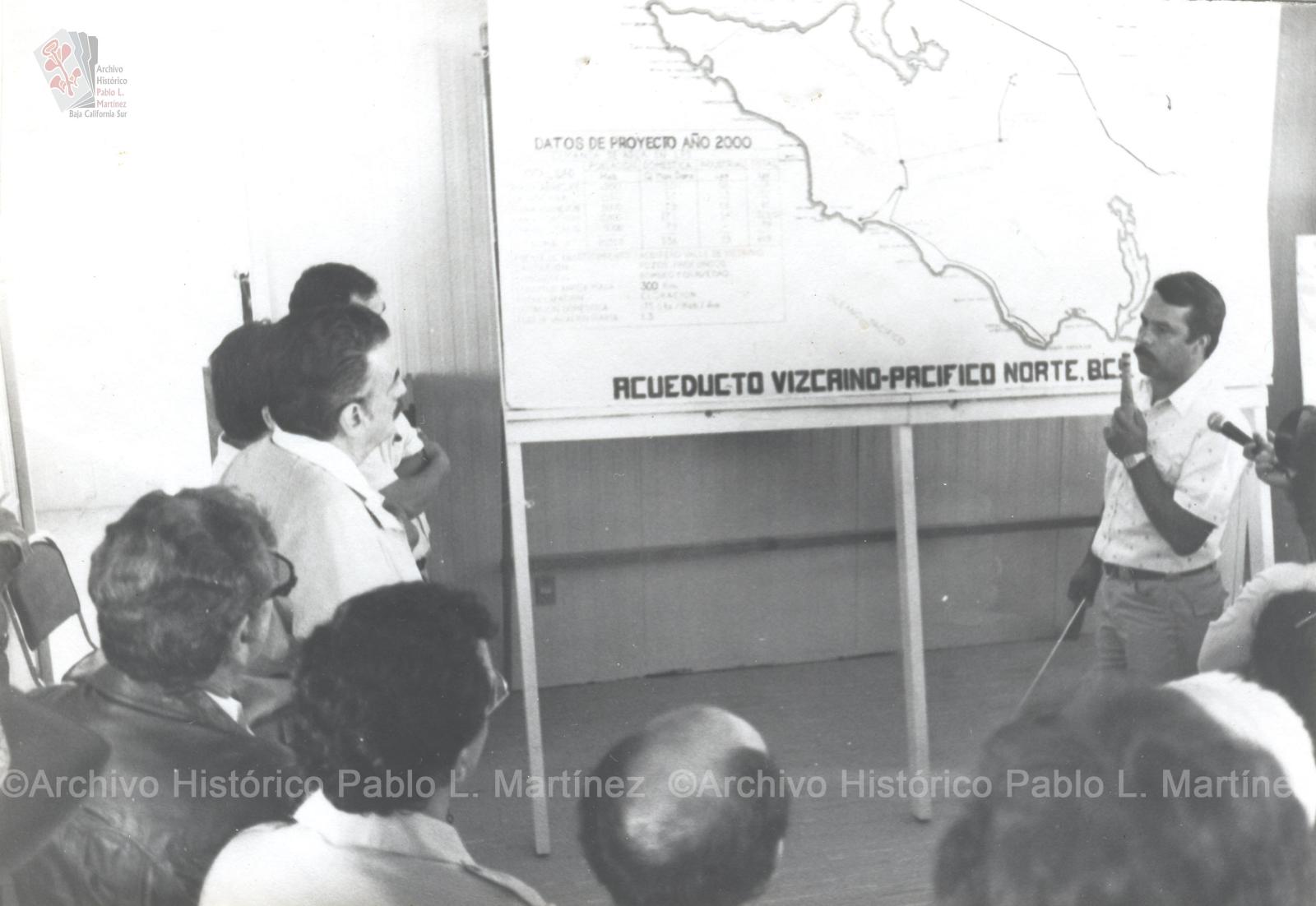 Alberto Andrés Alvarado Arámburo en plática sobre el acueducto Vizcaíno-Pacífico Norte, Baja California Sur.