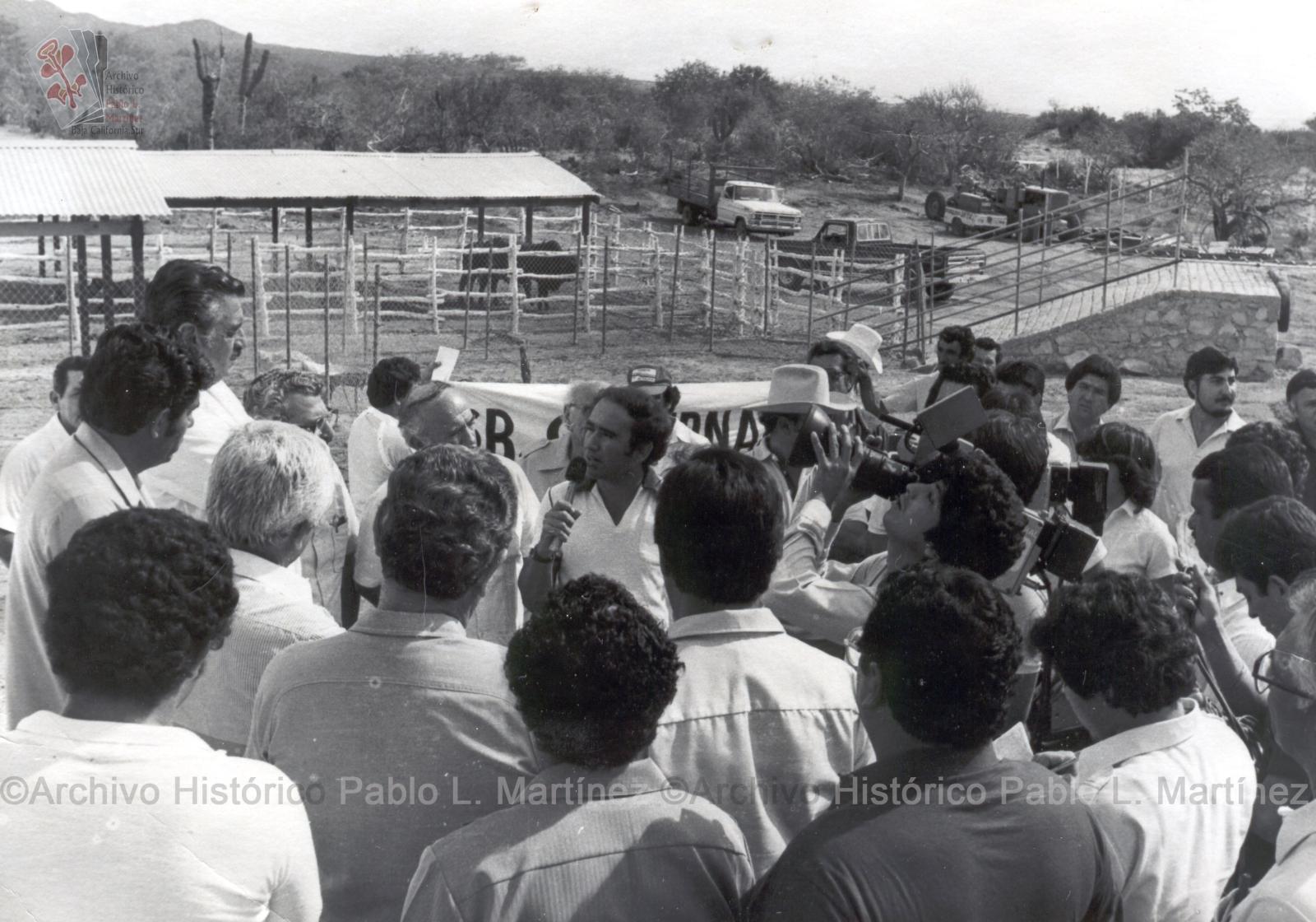 Alberto Andrés Alvarado Arámburo en reunión con un grupo de ganaderos.