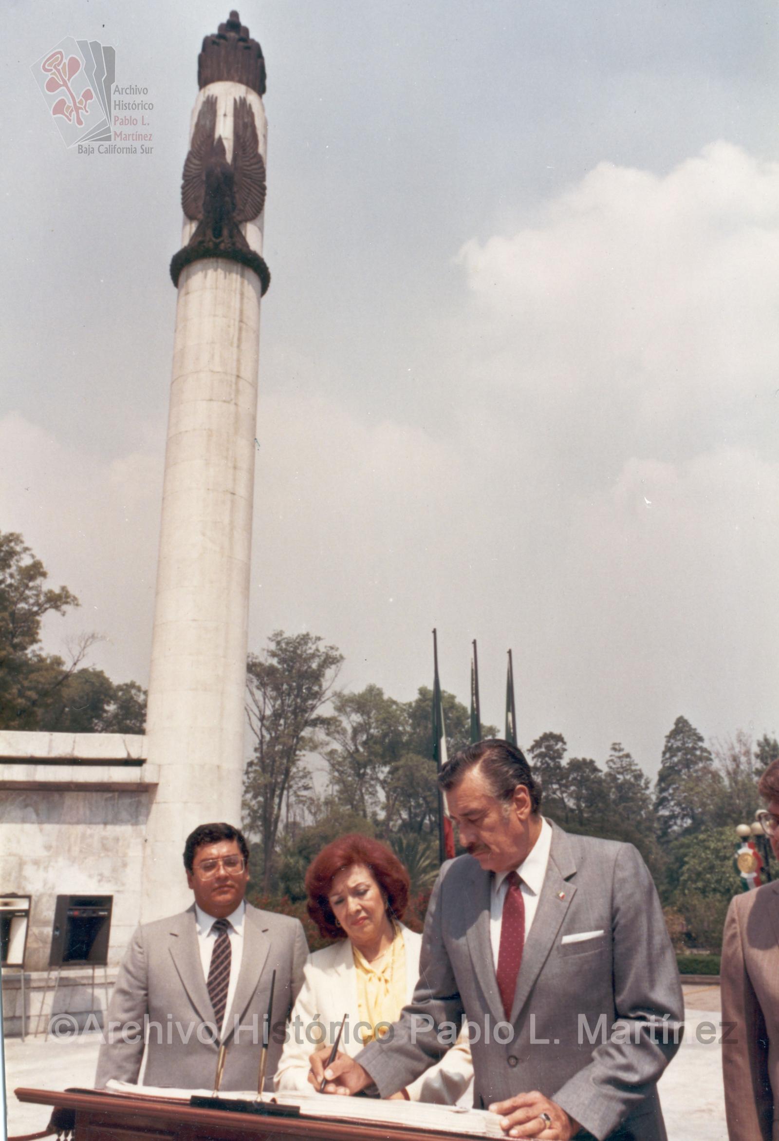 Alberto Andrés Alvarado Arámburo firmando un documento en el Altar a la Patria o monumento a los Niños Héroes en la Ciudad de México.