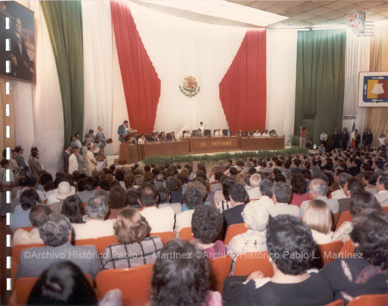 Alberto Andrés Alvarado Arámburo, funcionarios y público en IV informe de gobierno, vista lateral.