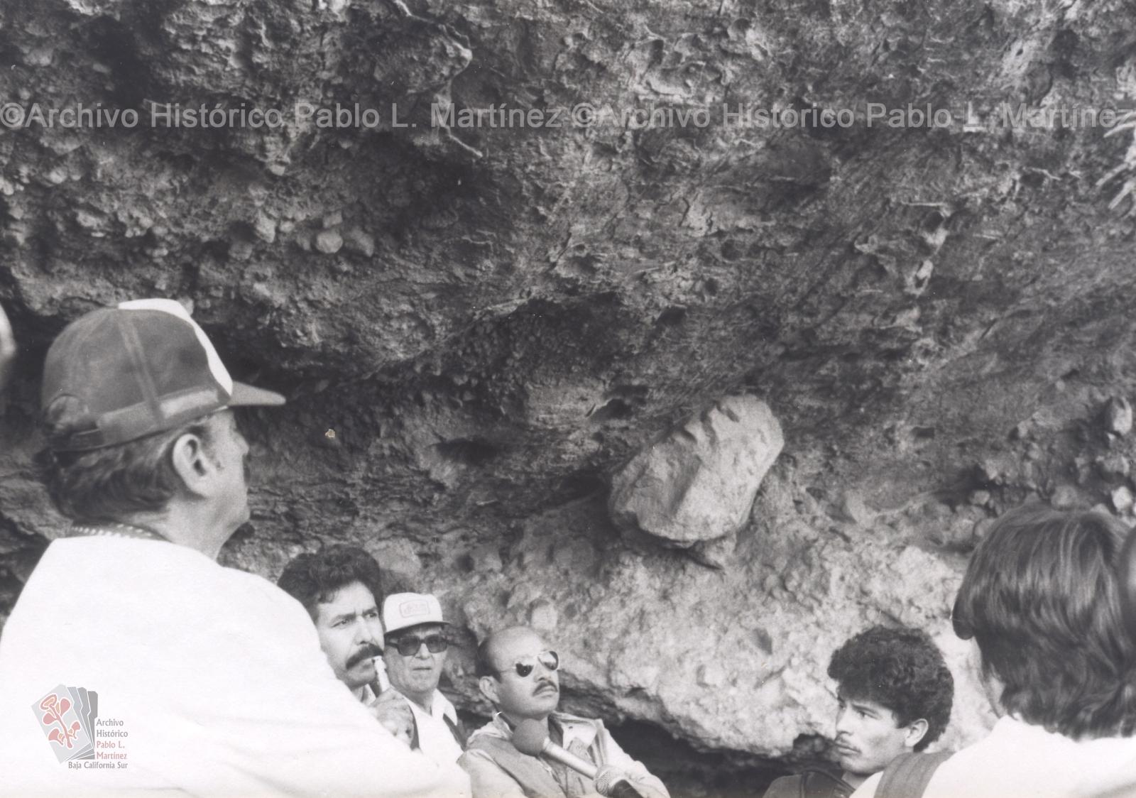 Alberto Andrés Alvarado Arámburo, Jorge Amao Manríquez y acompañantes observan pinturas rupestres en San Francisco de la Sierra, Baja California Sur.