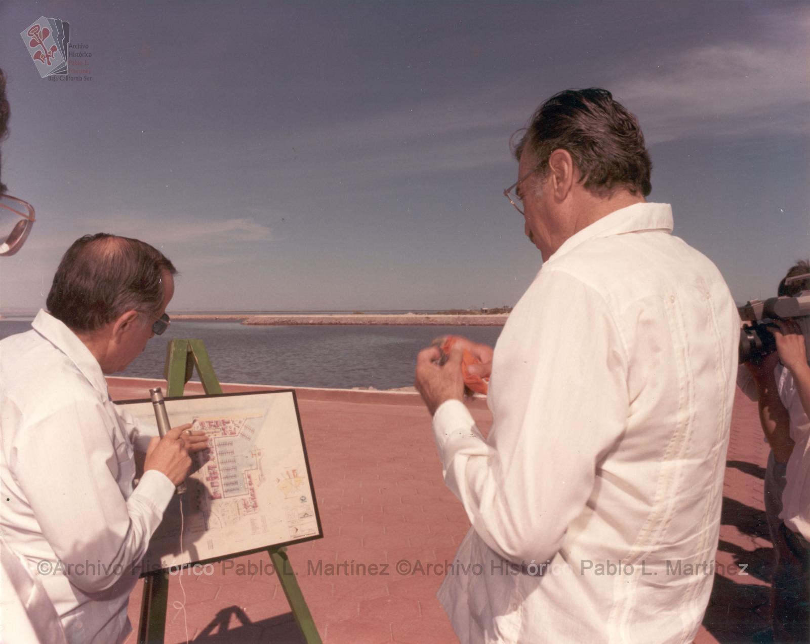 Alberto Andrés Alvarado Arámburo observando los planos de una marina.