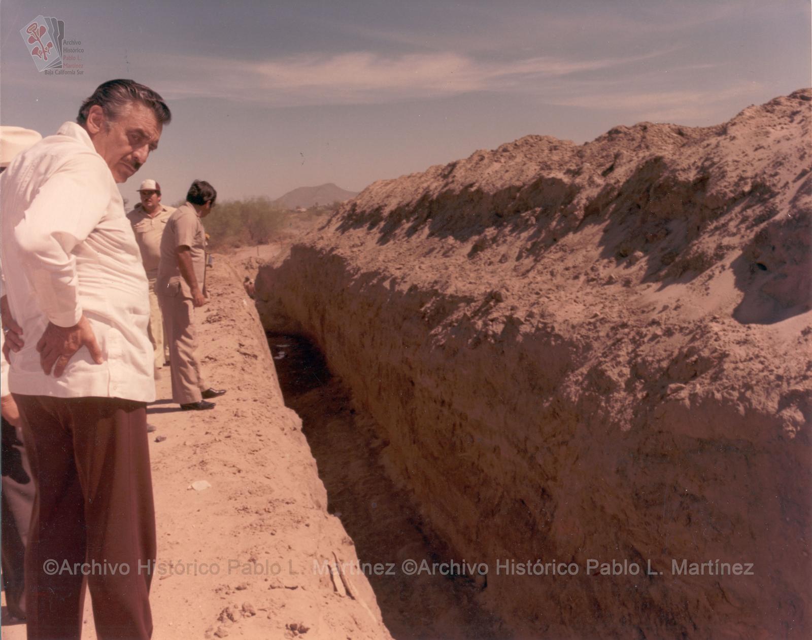 Alberto Andrés Alvarado Arámburo observando una zanja por obras públicas.