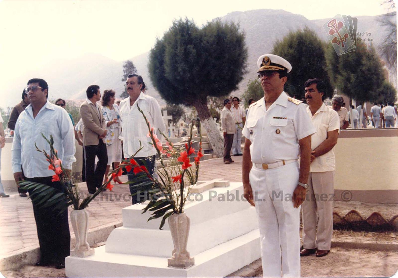 Alberto Andrés Alvarado Arámburo rinde guardia ante una tumba en el panteón de Los San Juanes, en La Paz, Baja California Sur.