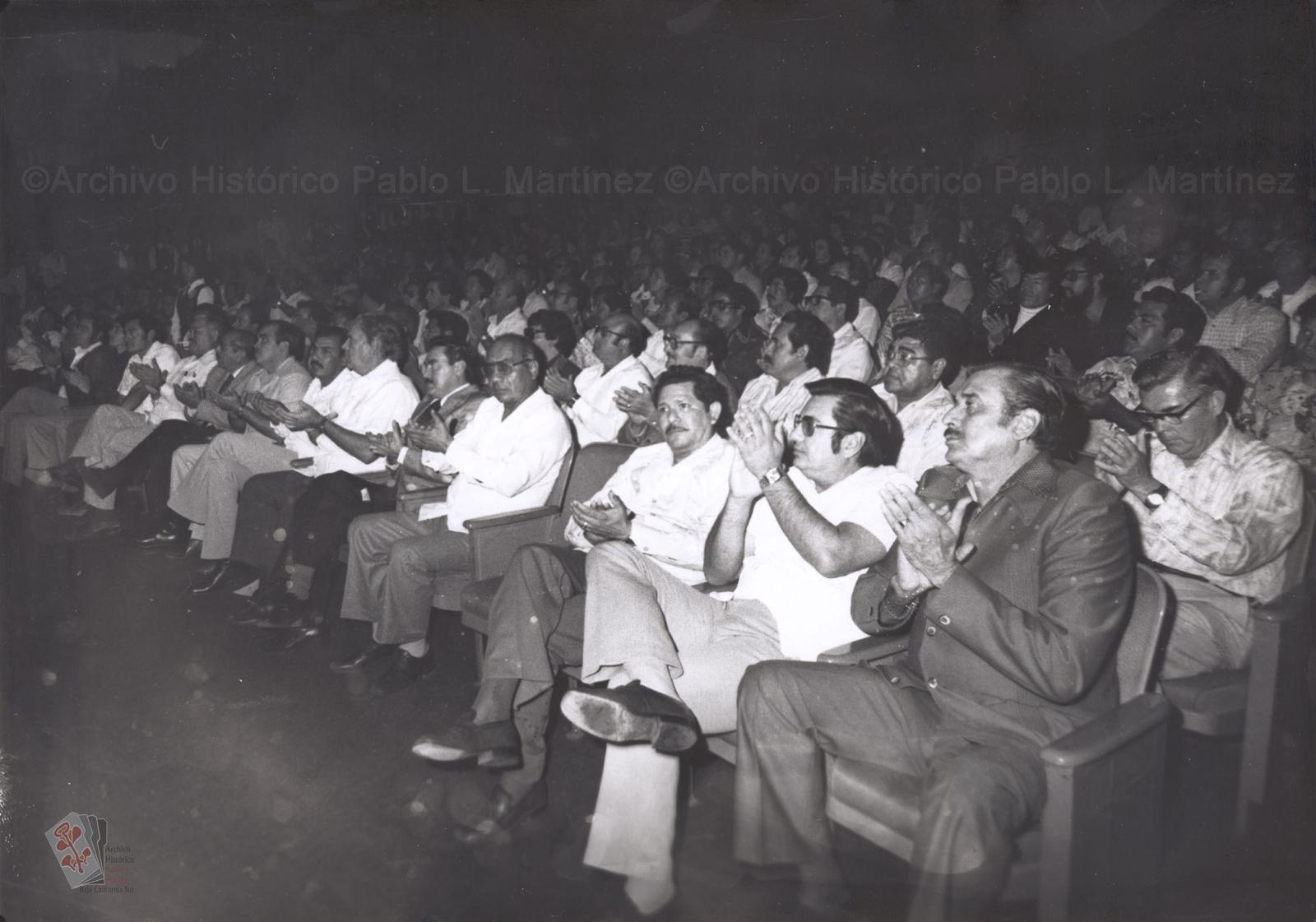 Alberto Andrés Alvarado Arámburo, Víctor Manuel Liceaga Ruibal y acompañantes en primera fila en auditorio.
