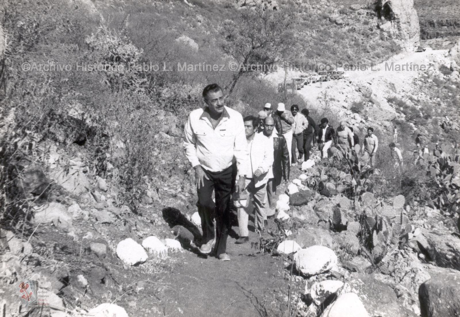 Alberto Andrés Alvarado Arámburo y acompañantes caminan por vereda que lleva a las pinturas rupestres de San Francisco de la Sierra, Baja California Sur.