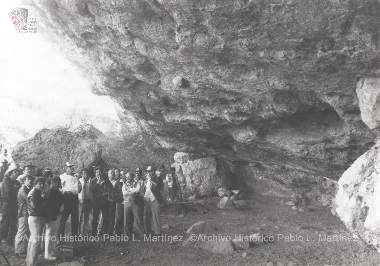 Alberto Andrés Alvarado Arámburo y acompañantes en recorrido a sitio de pinturas rupestres en San Francisco de la Sierra, Baja California Sur.