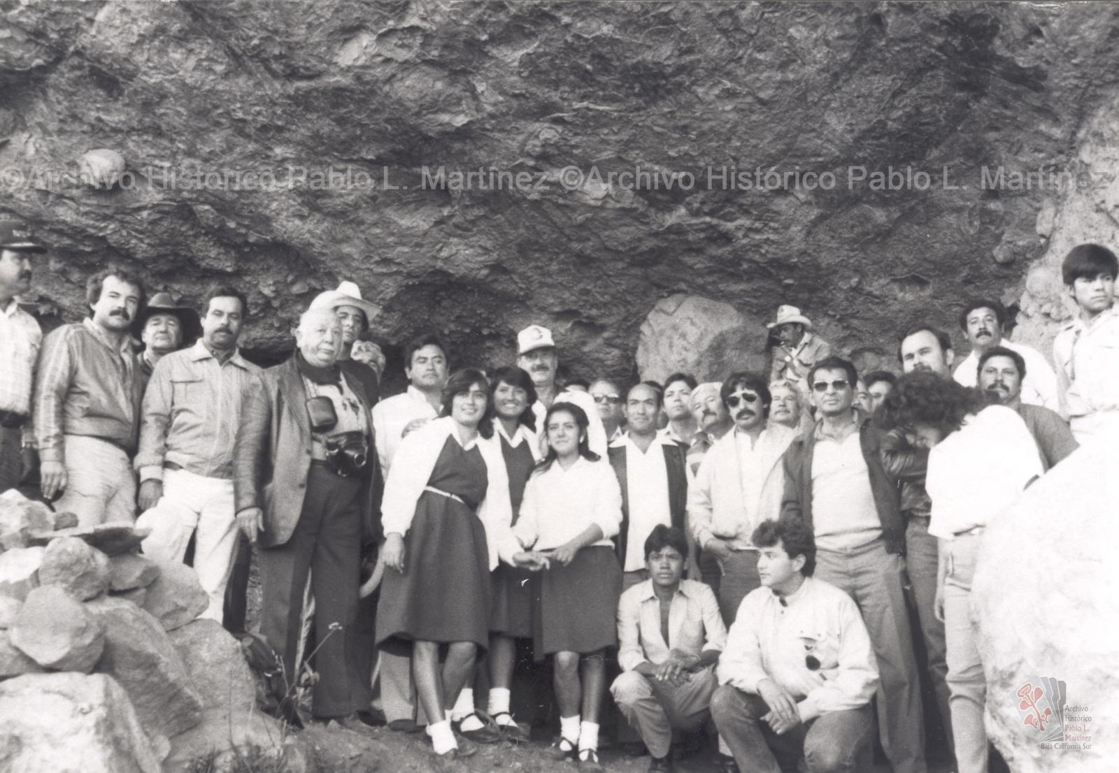 Alberto Andrés Alvarado Arámburo y acompañantes en sitio de pinturas rupestres en San Francisco de la Sierra, Baja California Sur.