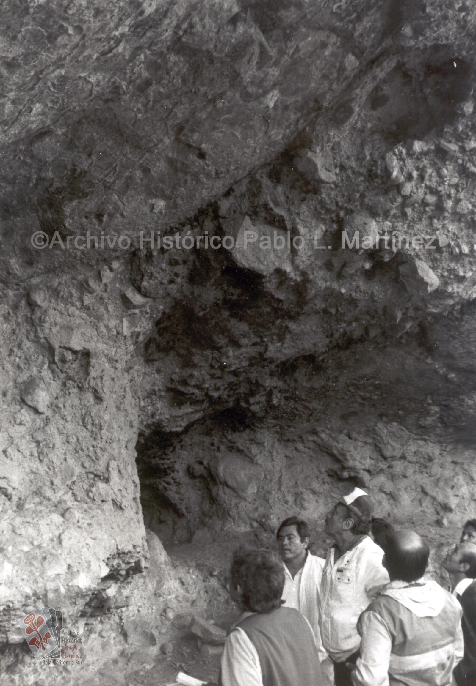 Alberto Andrés Alvarado Arámburo y acompañantes observan pinturas rupestres de San Francisco de la Sierra, Baja California Sur.